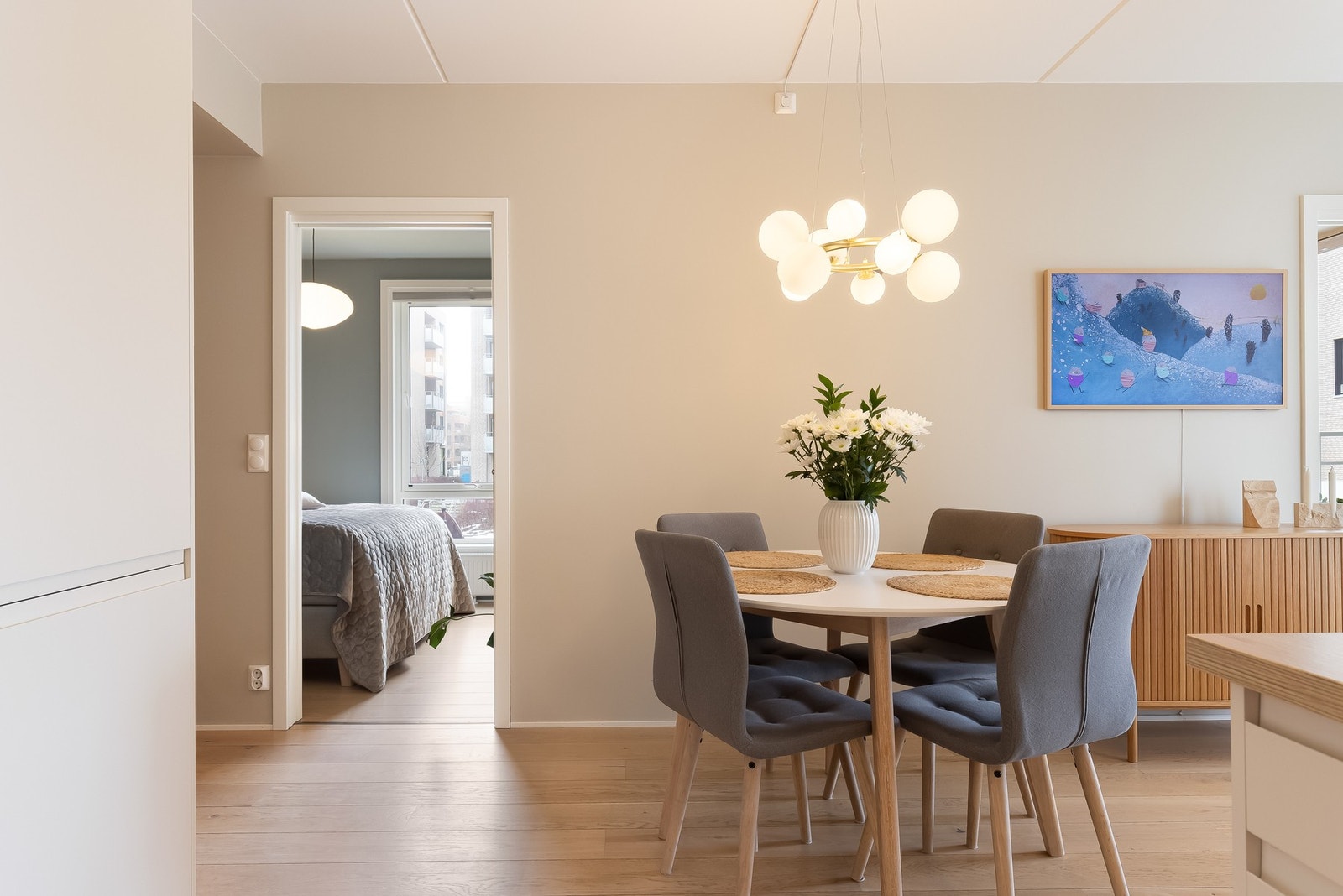 Inviter venner på et hyggelig måltid. Galleribilde