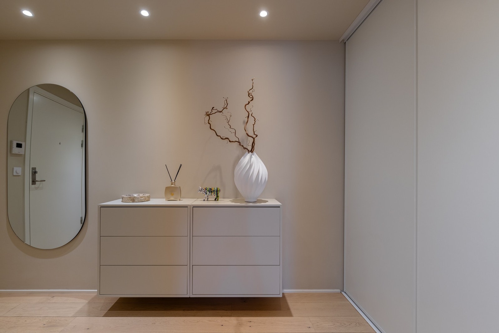 I enden av gangen er det god lagringsplass for oppbevaring av yttertøy, sko og tilbehør i en stor skyvedørsgarderobe. Galleribilde