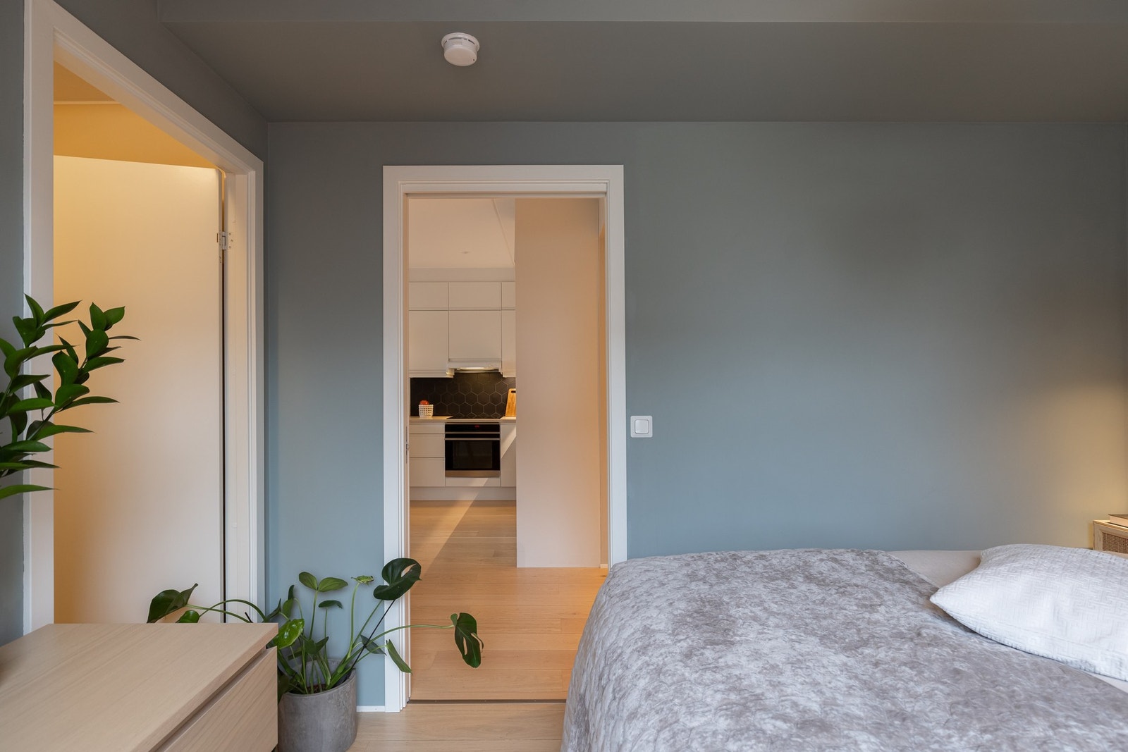 Romme har egen bod/walk-in garderobe og det er plass til dobbeltseng, nattbord og garderobeløsninger. Galleribilde