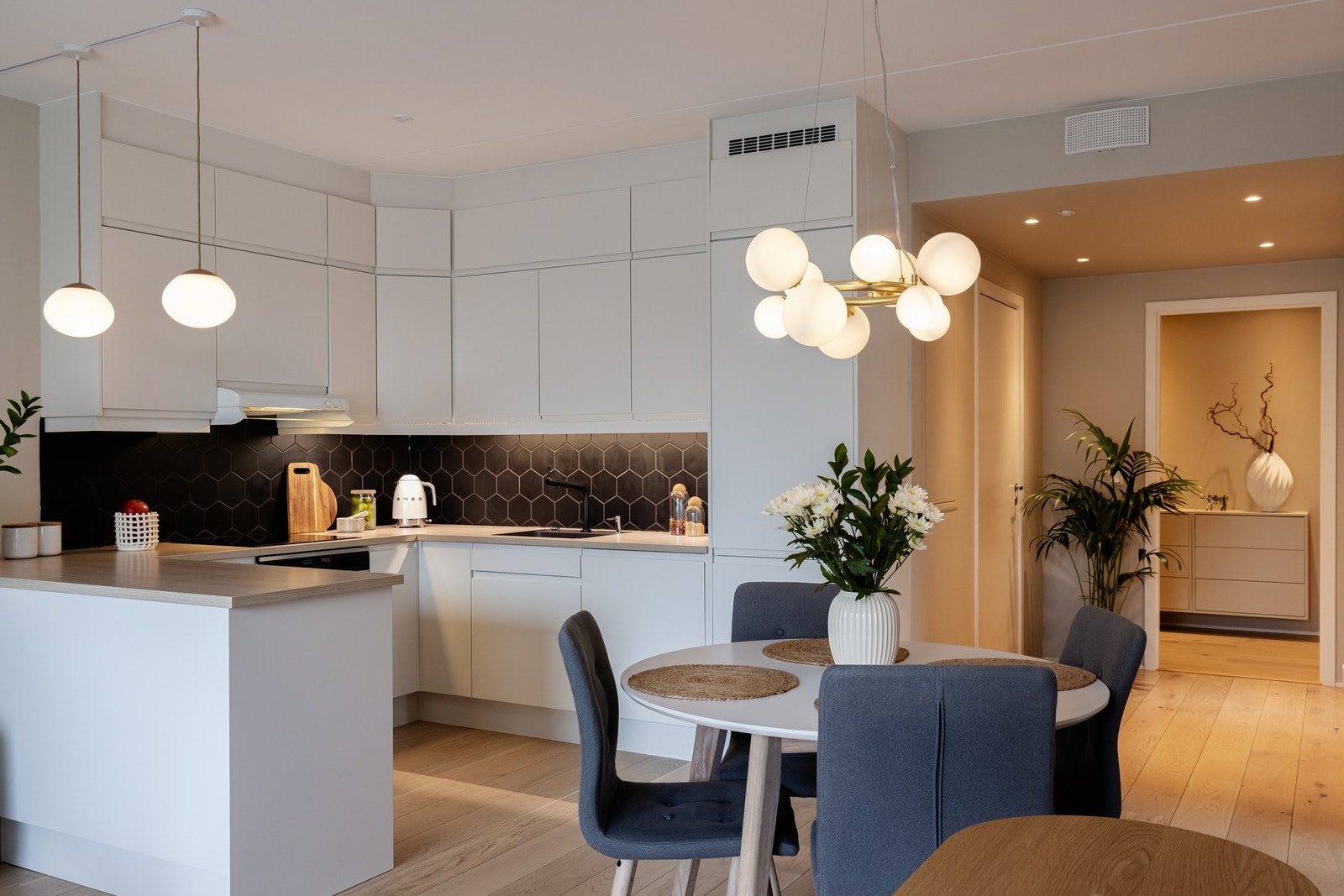 Sigdalkjøkkenet er fra byggeår men ble påbygd i 2021 med forlenget benkeplate, underskap og vinskap, og det er utformet i en u, noe som gir en god utnyttelse av plassen. Galleribilde