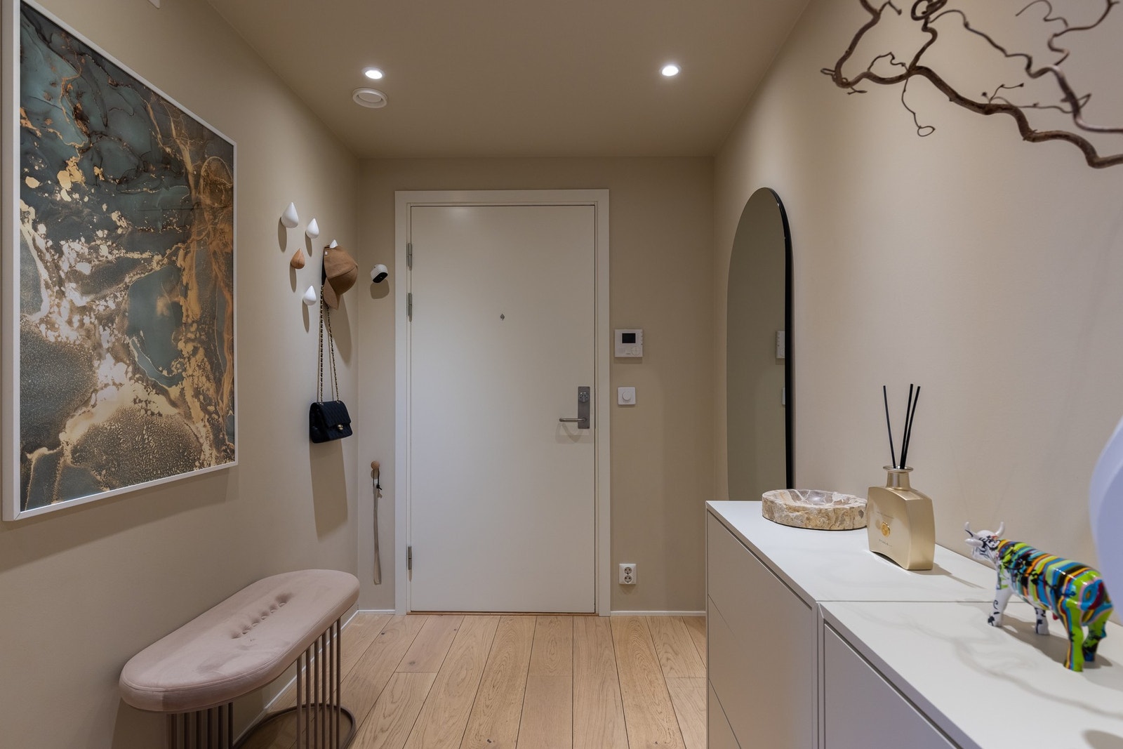 Det er i tillegg plass til en praktisk benk som kan være nyttig om man har behov for å sette seg ned for å ta på sko, eller for å sette fra seg det du har i hendene når du kommer inn døren. Galleribilde