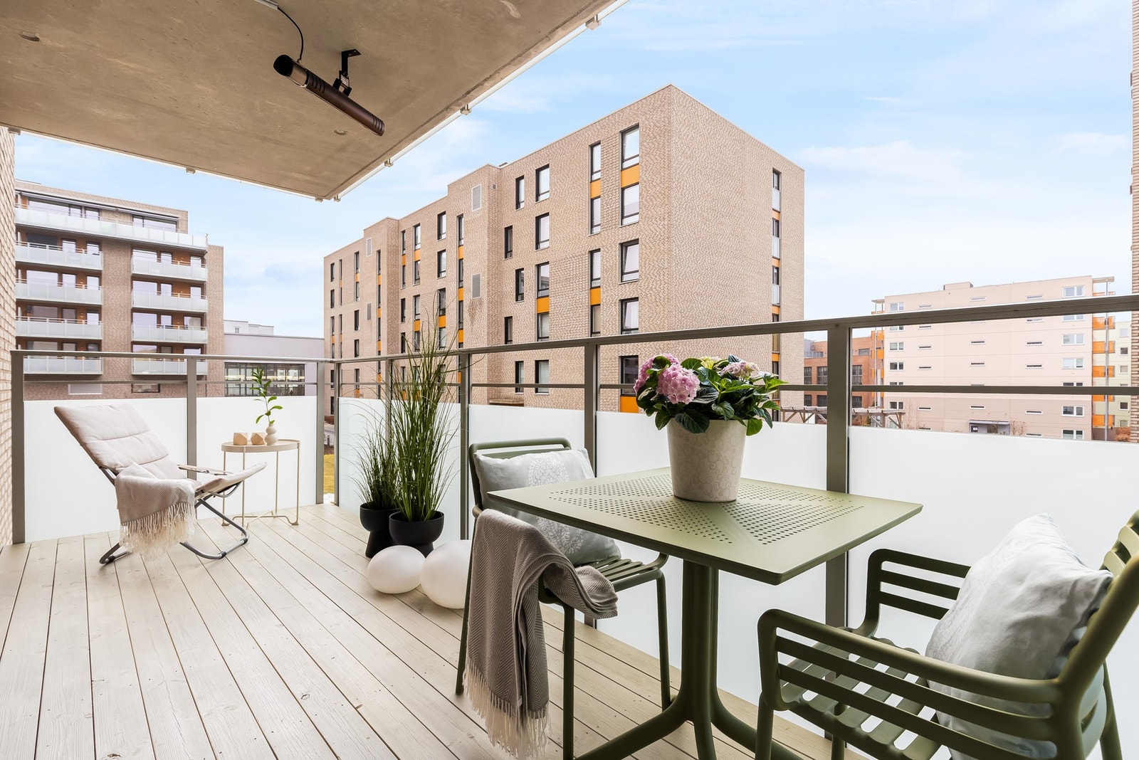 Uteplassen har god plass til sittegruppe og grill. Sameiet tillater med både gass- og elektrisk grill på balkongene, så her er det bare å glede seg til grillsesongen! Galleribilde