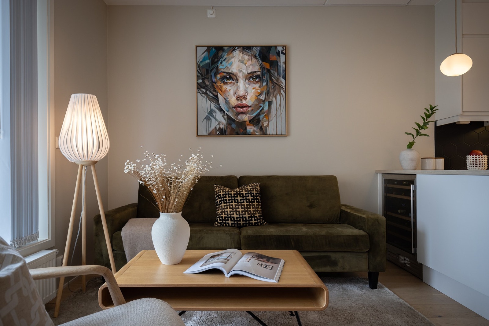 Til glede for vinsamleren er det også et integrert vinskap i kjøkkeninnredningen mot stue. Galleribilde