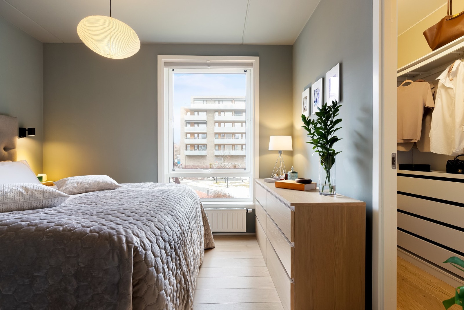 Vindu ut mot bilfrie fellesområder. Galleribilde