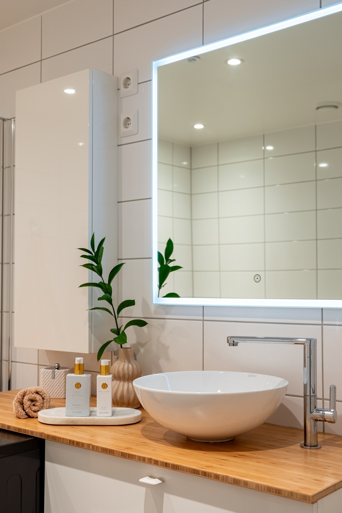 Det skal også nevnes at det er opplegg for vaskemaskin. Fjerner du veggskapet så er det plass til tørketrommel over. Galleribilde