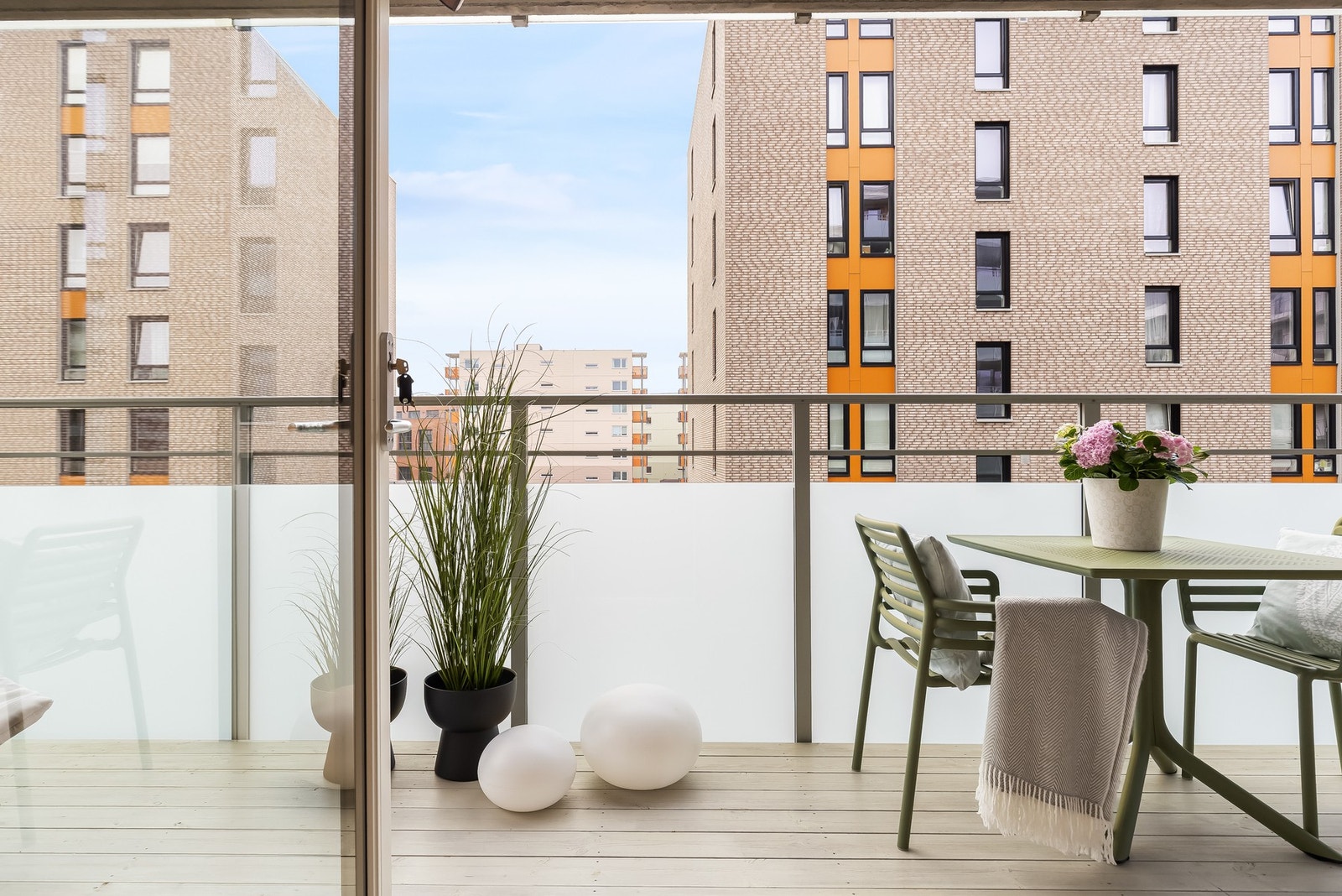 Fra stuen er det utgang til en stor og fin sydvestvendt balkong. Galleribilde