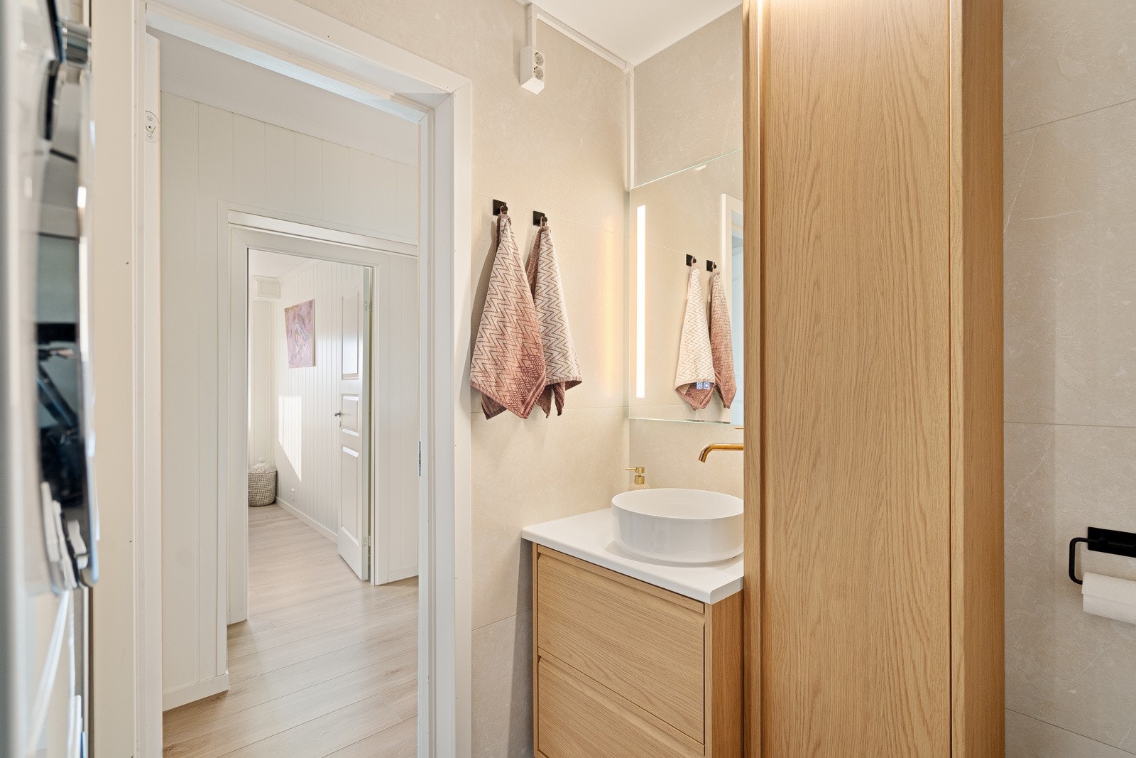 Grå gulvfliser kombineres med store, beige veggfliser for en fin kontrast. Galleribilde