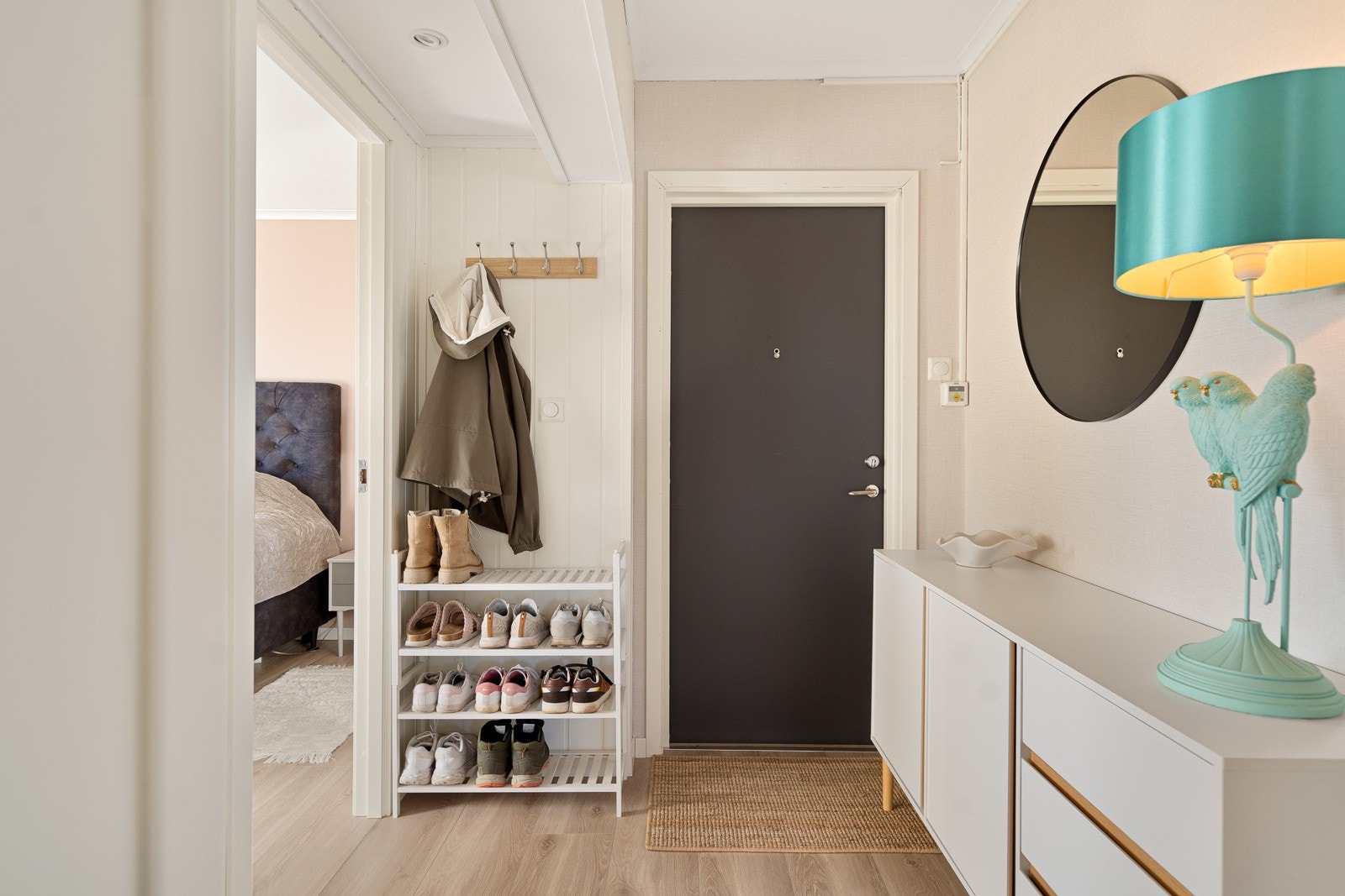 Entreen gir et godt førsteinntrykk, med 1-stavs laminatgulv og downlights i deler av taket. Galleribilde
