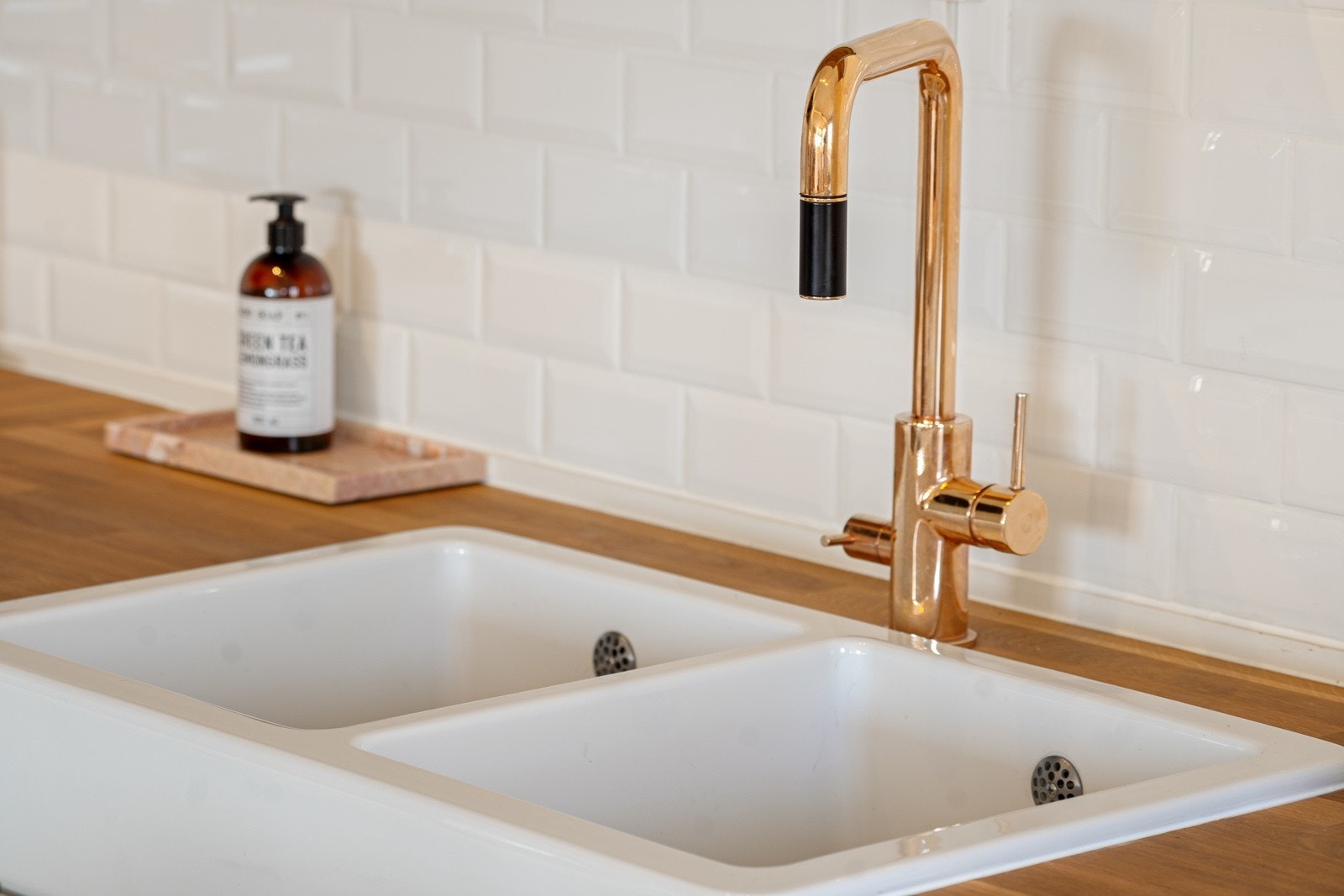 Armaturet har samme farge som det på badet, en fin, liten detalj som bidrar til den gjennomtenkte stilen i leiligheten. Galleribilde