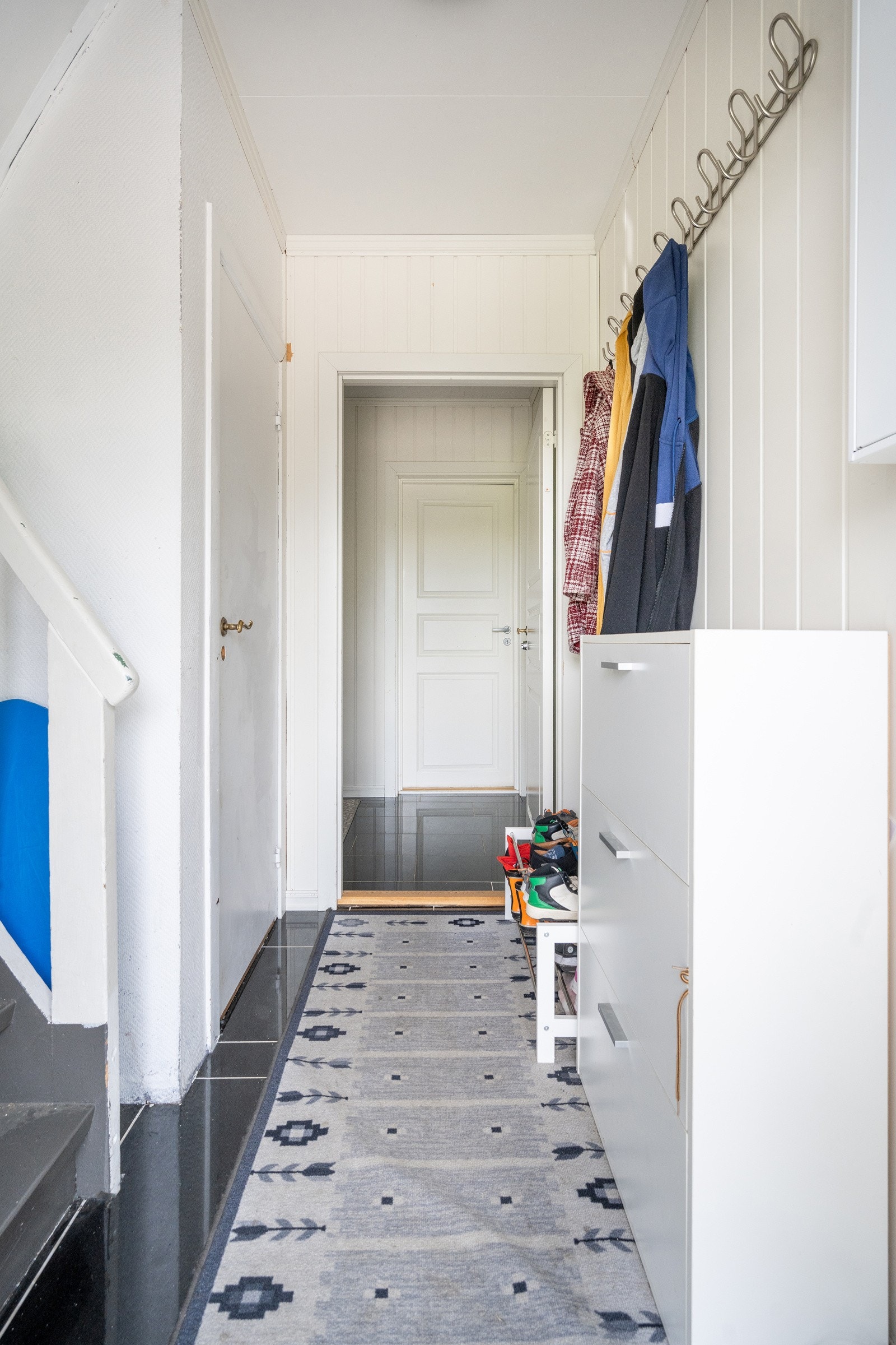 Entrè med trappegang opp til 2. etasje Galleribilde