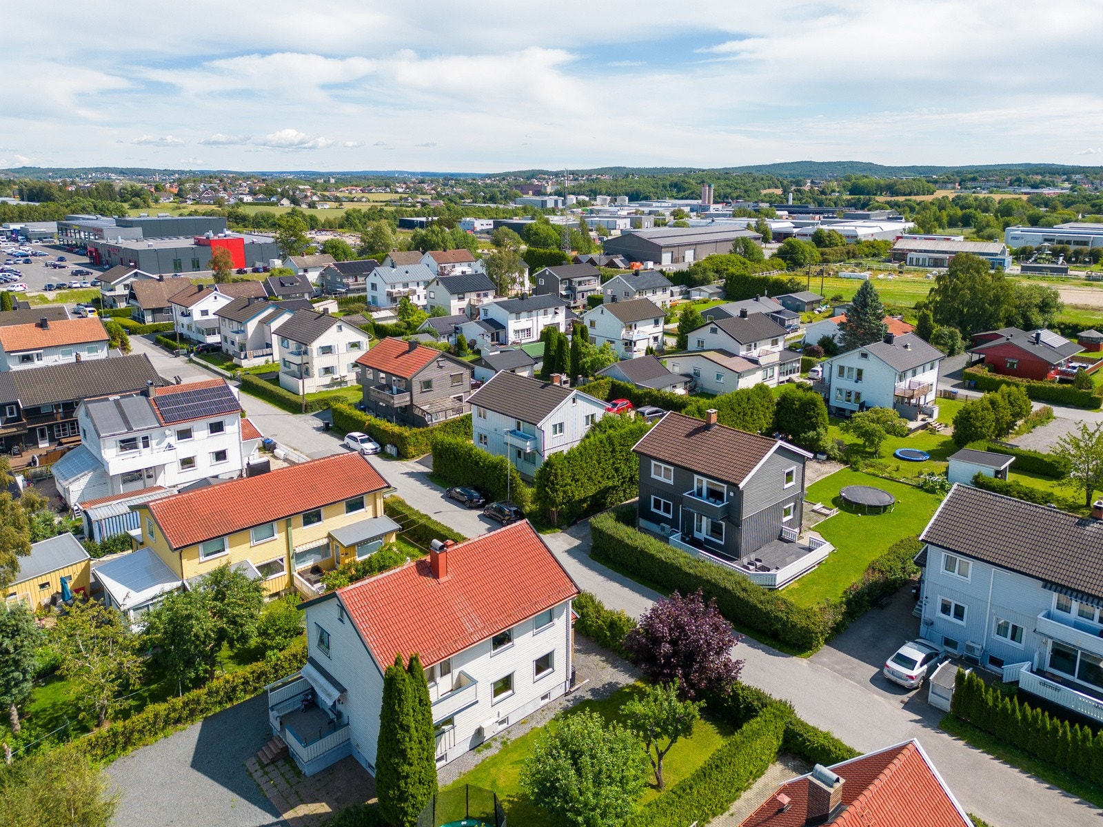 Fra boligen er det gangavstand til dagligvarebutikk, skole, barnehage, treningssenter og fine turstier langs Glomma Galleribilde