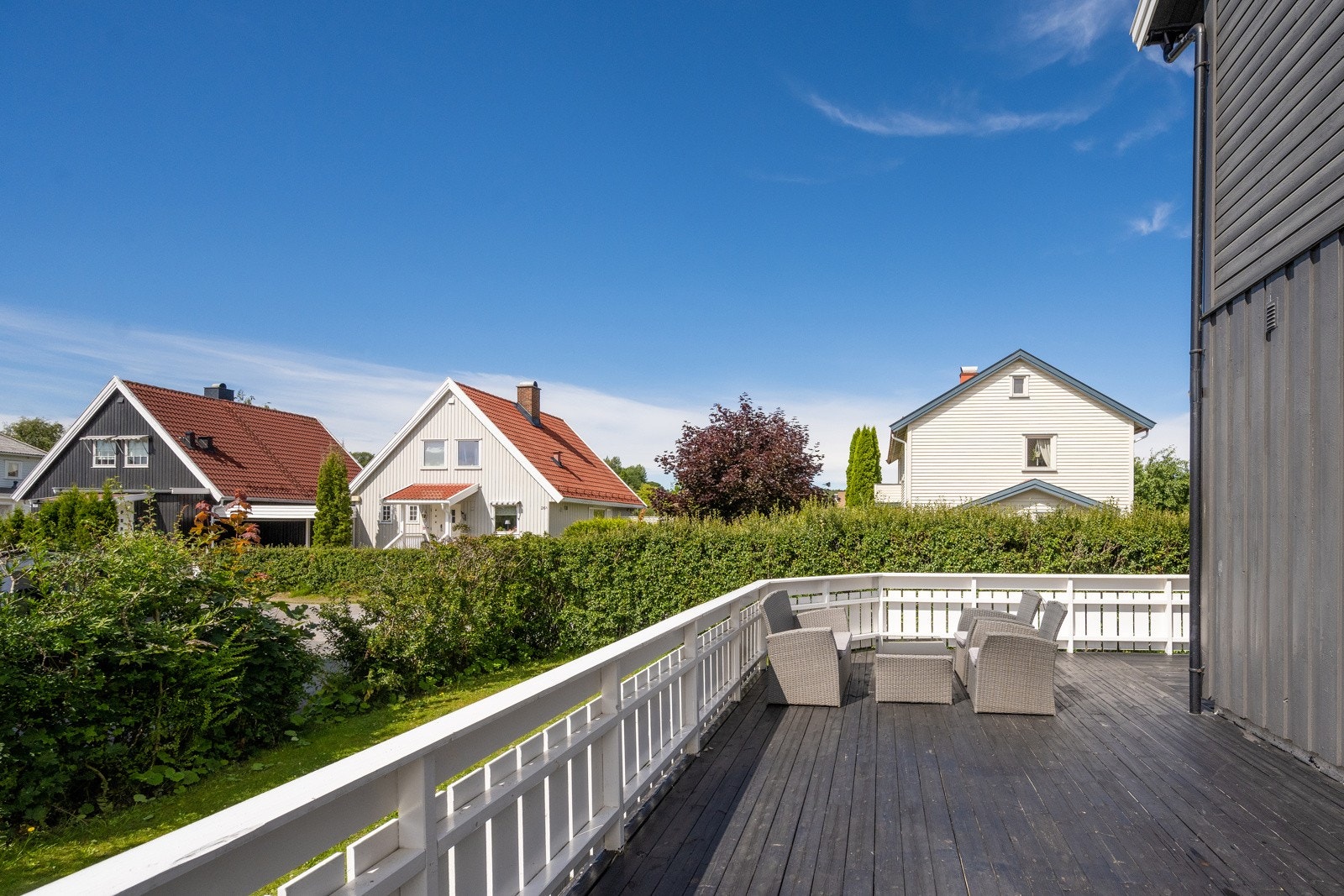 Stor sydvestvendt terrasse på ca. 37 m2, med trapp ned til hagen. Galleribilde