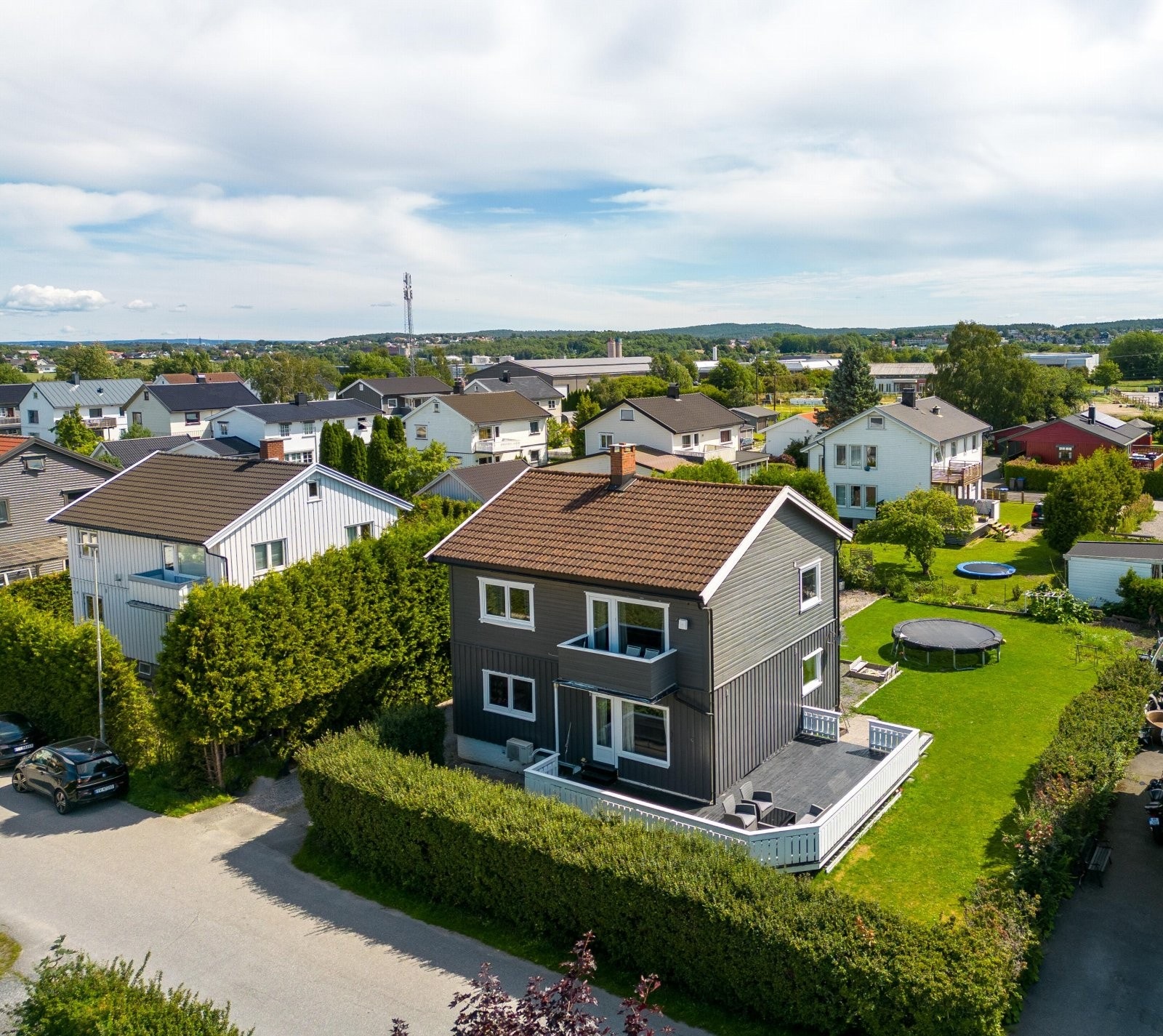 Karstensens vei 27 er registrert som en horisontaldelt tomannsbolig over to plan med kjeller. Galleribilde