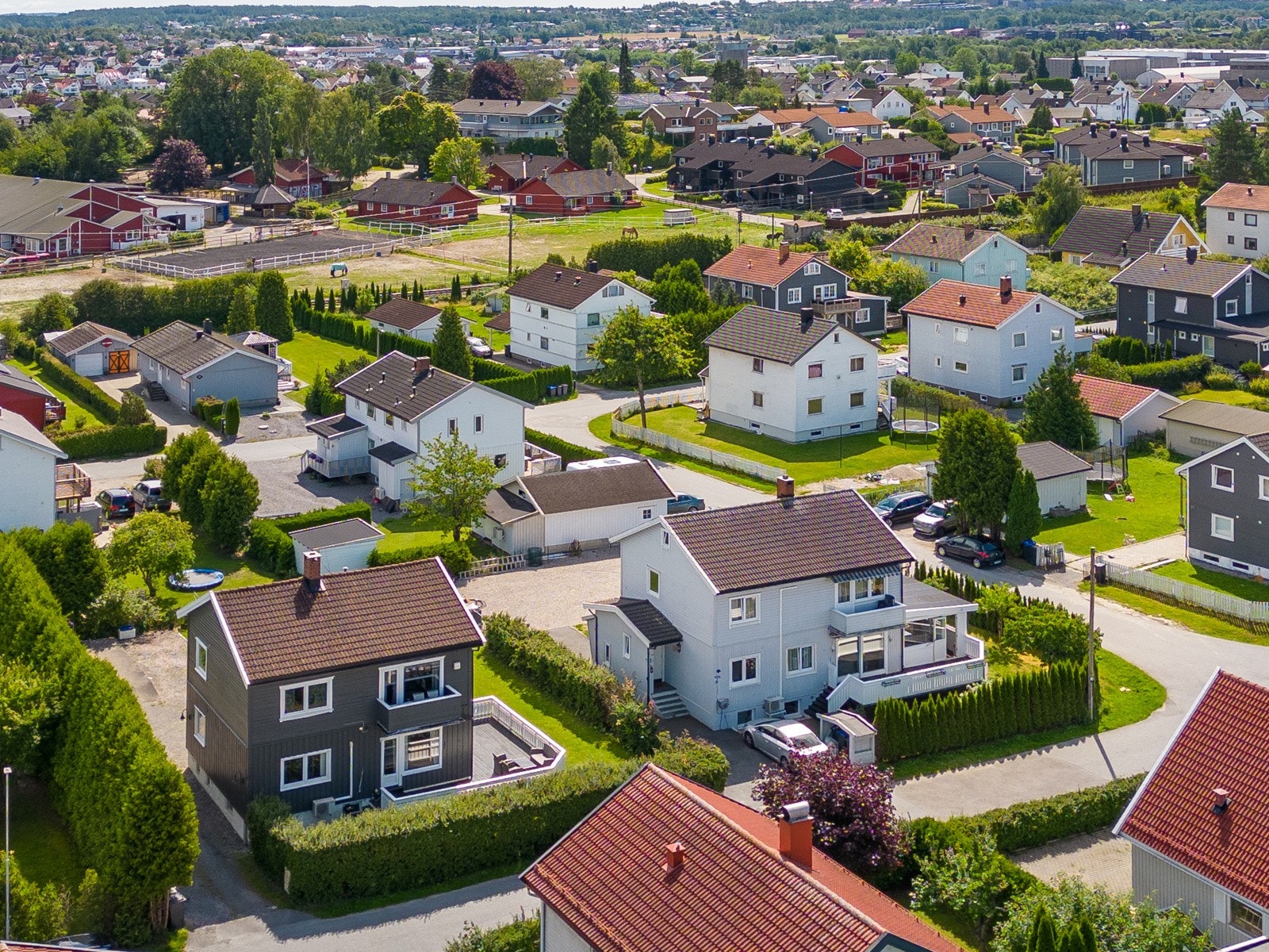 Eiendommer ligger i en blindvei på Lisleby. Dette er et barnevenlig boområde med enkel adkomst til skoler og barnehage. Galleribilde