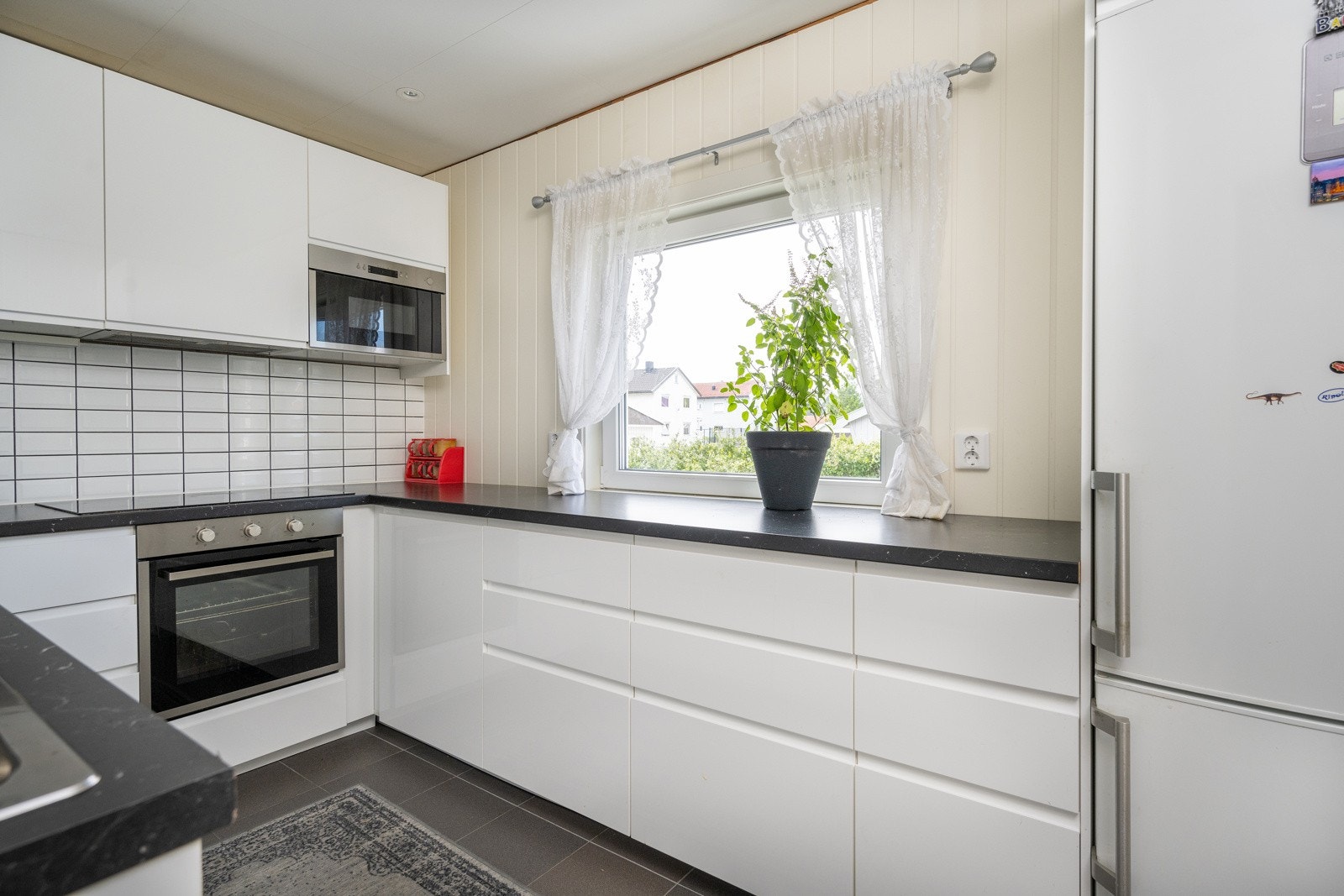 Innredningen har integrert oppvaskmaskin, mikrobølgeovn, stekeovn og induksjonstopp. Ventilator i overskap. Galleribilde