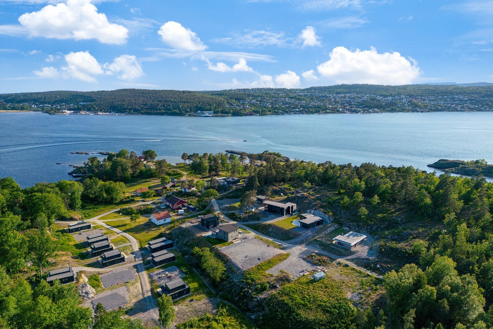 Mange av hytteeierne på Bjørkøya leier båtplass og parkering fra Salen båthavn. Det er kun 3 minutter med båt fra Salen til Bjørkøya. Galleribilde