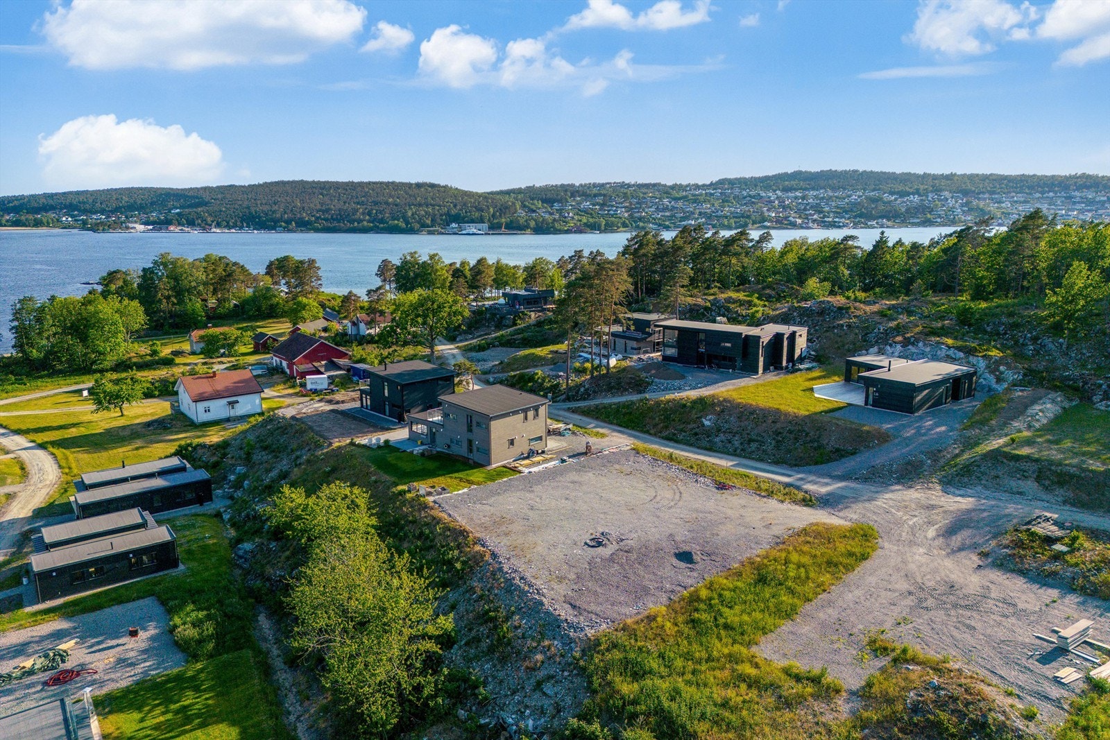 Tomten har tinglyst rett til 3,5 meter båtplass i felles bryggeanlegg, men øya har også bilfergeforbindelse. Galleribilde