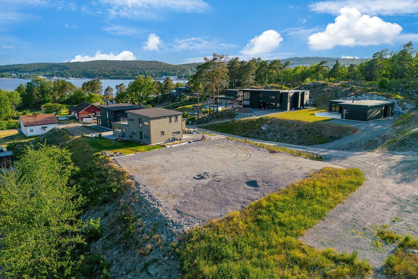 De andre hyttene i nærområdet er oppført i nyere tid og ferdigstilt. Galleribilde