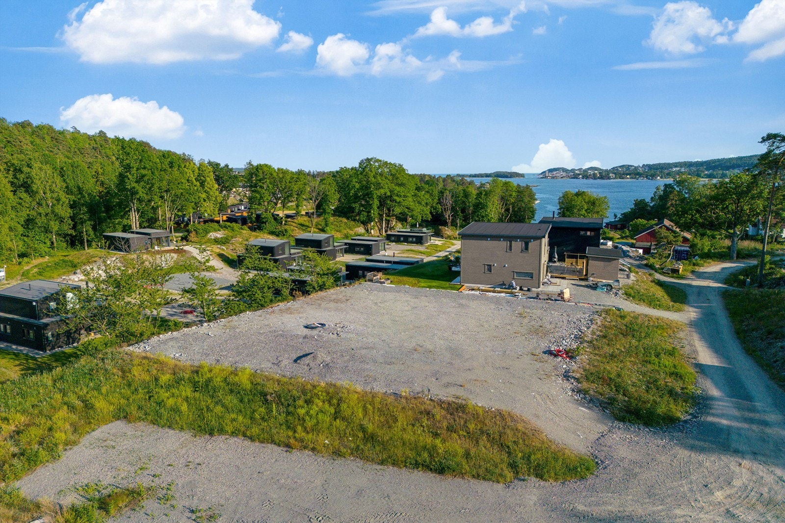 Du står fritt til å plassere hytten på tomten, det vil si 1 meter fra tomtegrense mot nord og øst slik at du får best mulig sjøutsikt. Galleribilde