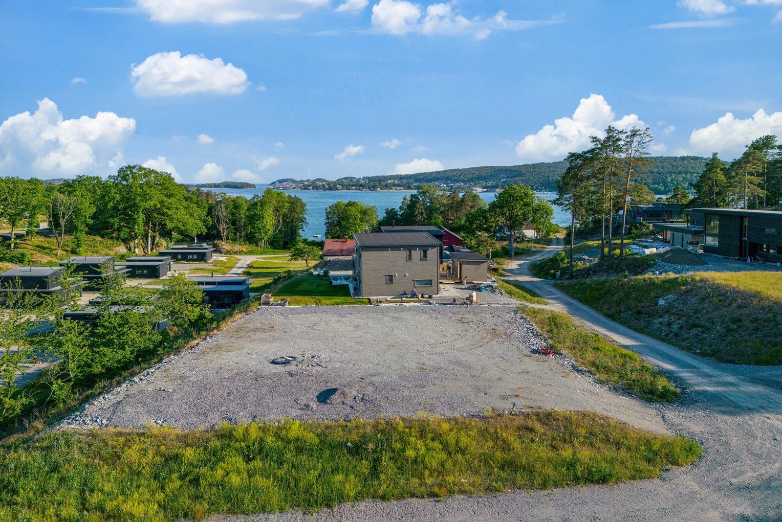 Tomten er ferdig opparbeidet, byggemeldt og godkjent, og tillatelse fra kommunen og byggetegninger fra Børve og Borchsenius AS kan fås ved henvendelse. Galleribilde