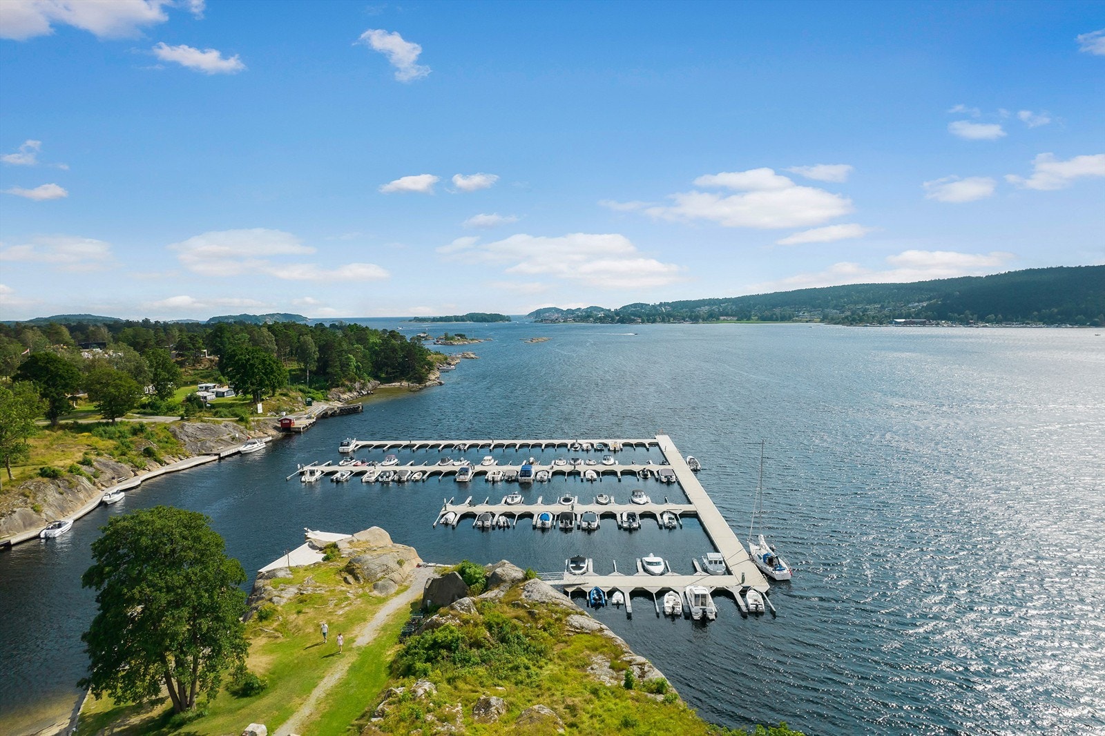 Felles bryggeanlegg hvor denne tomten har tinglyst båtplass. Galleribilde