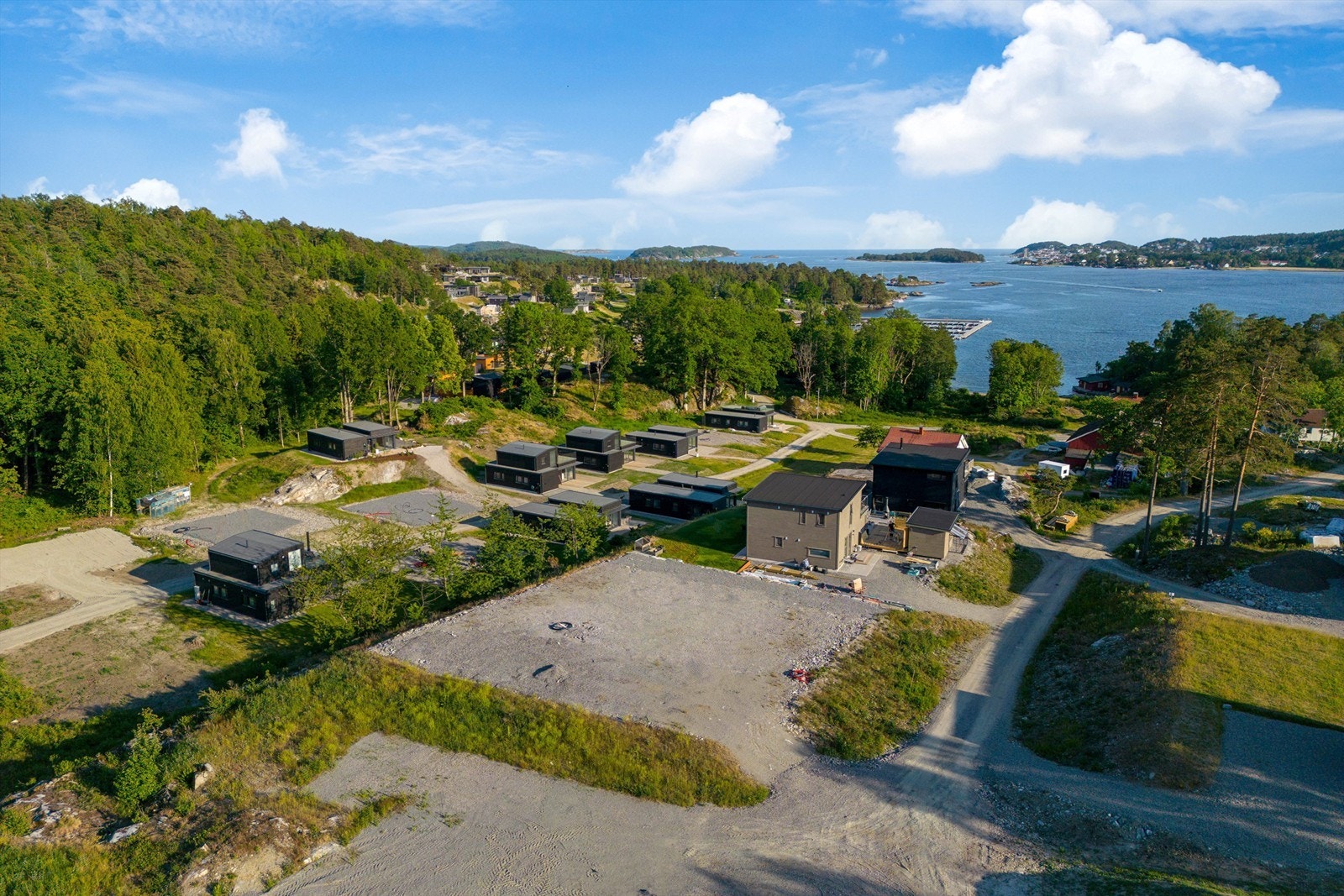 Gangavstand til fergeleiet, gjestehavn og sommerrestauranten Bjørkøya Mat & Vinhus. Galleribilde
