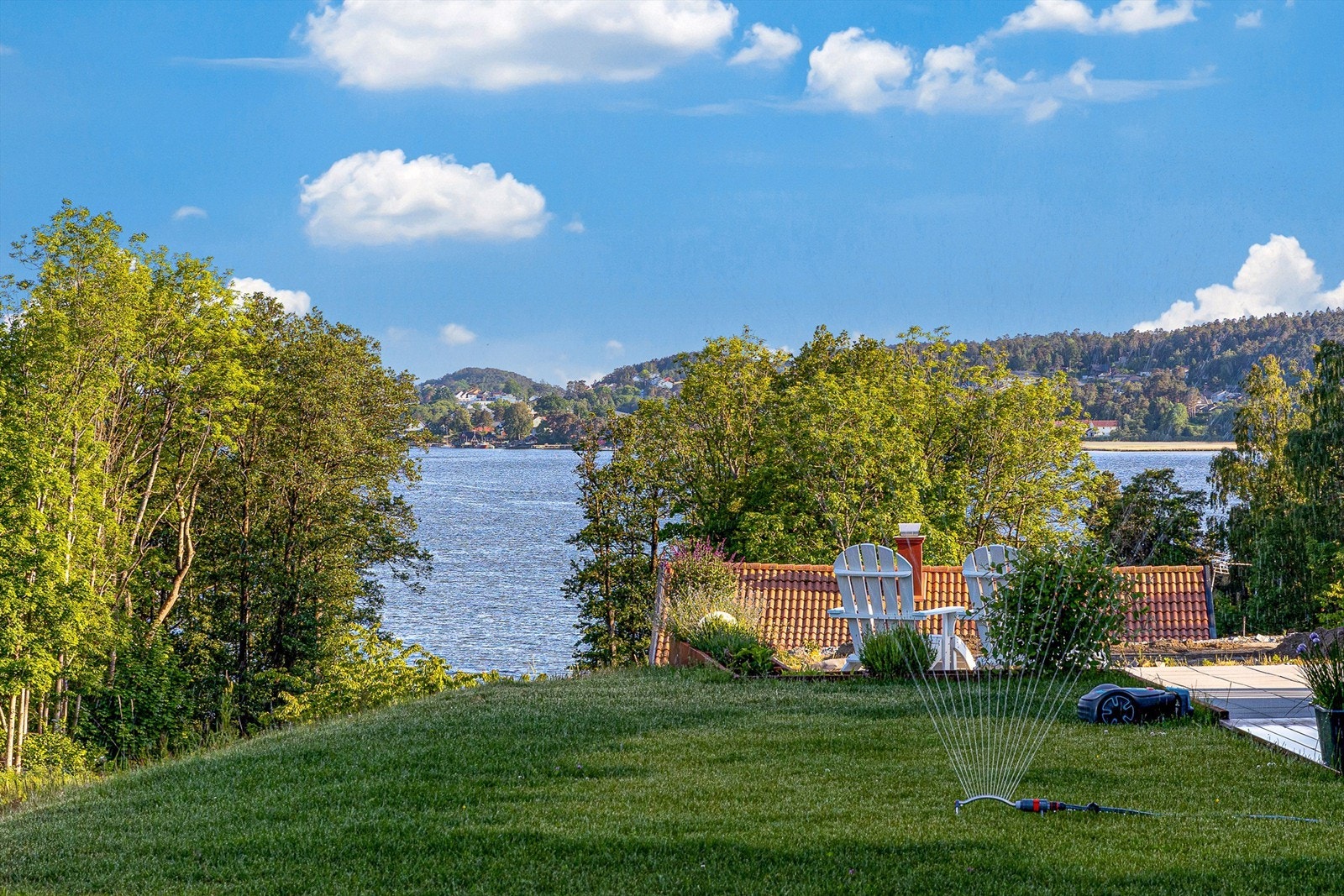Fra tomten har du utsikt mot fjorden. Galleribilde