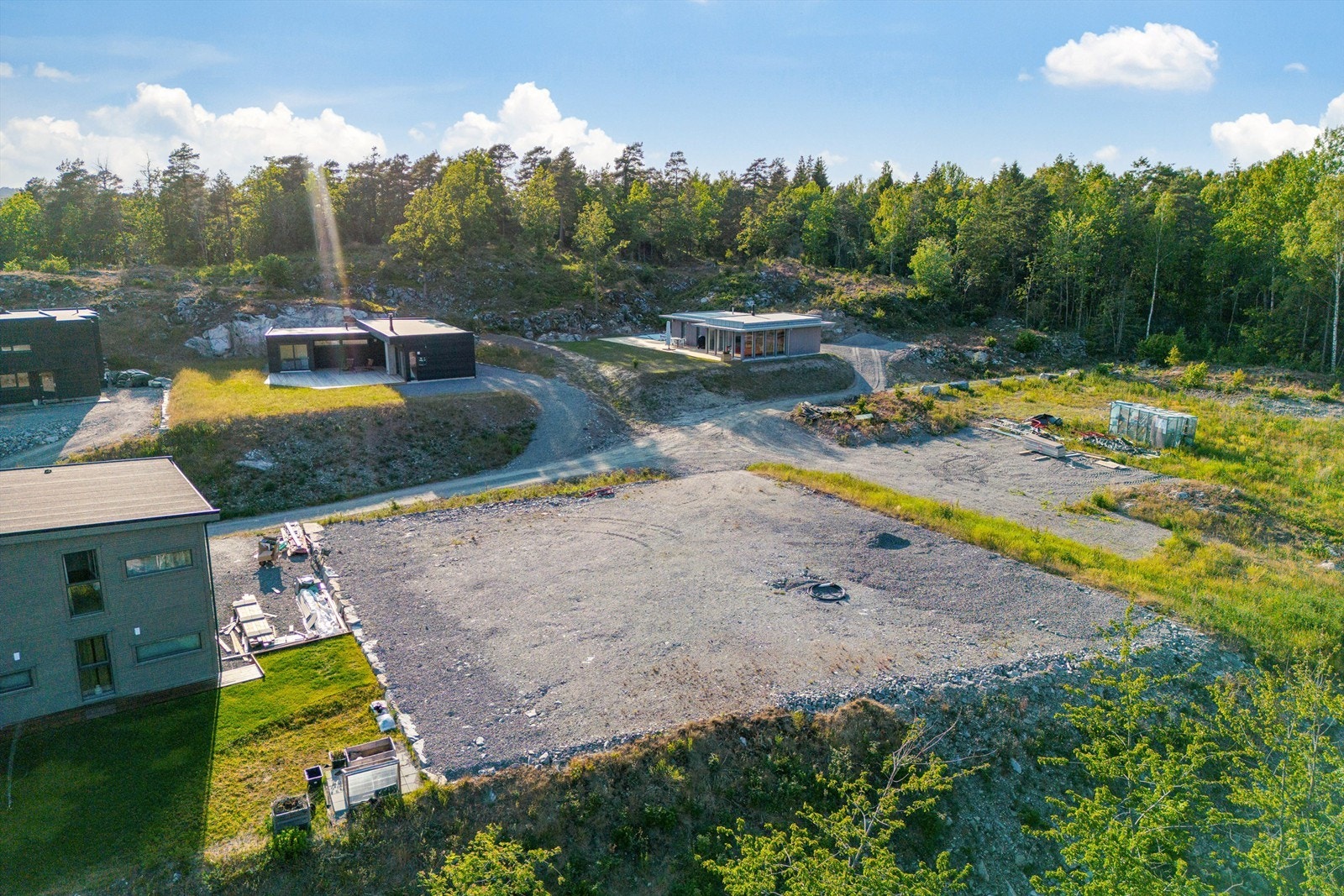 Nord for tomten er det regulert inn felles parkeringsplass. Galleribilde