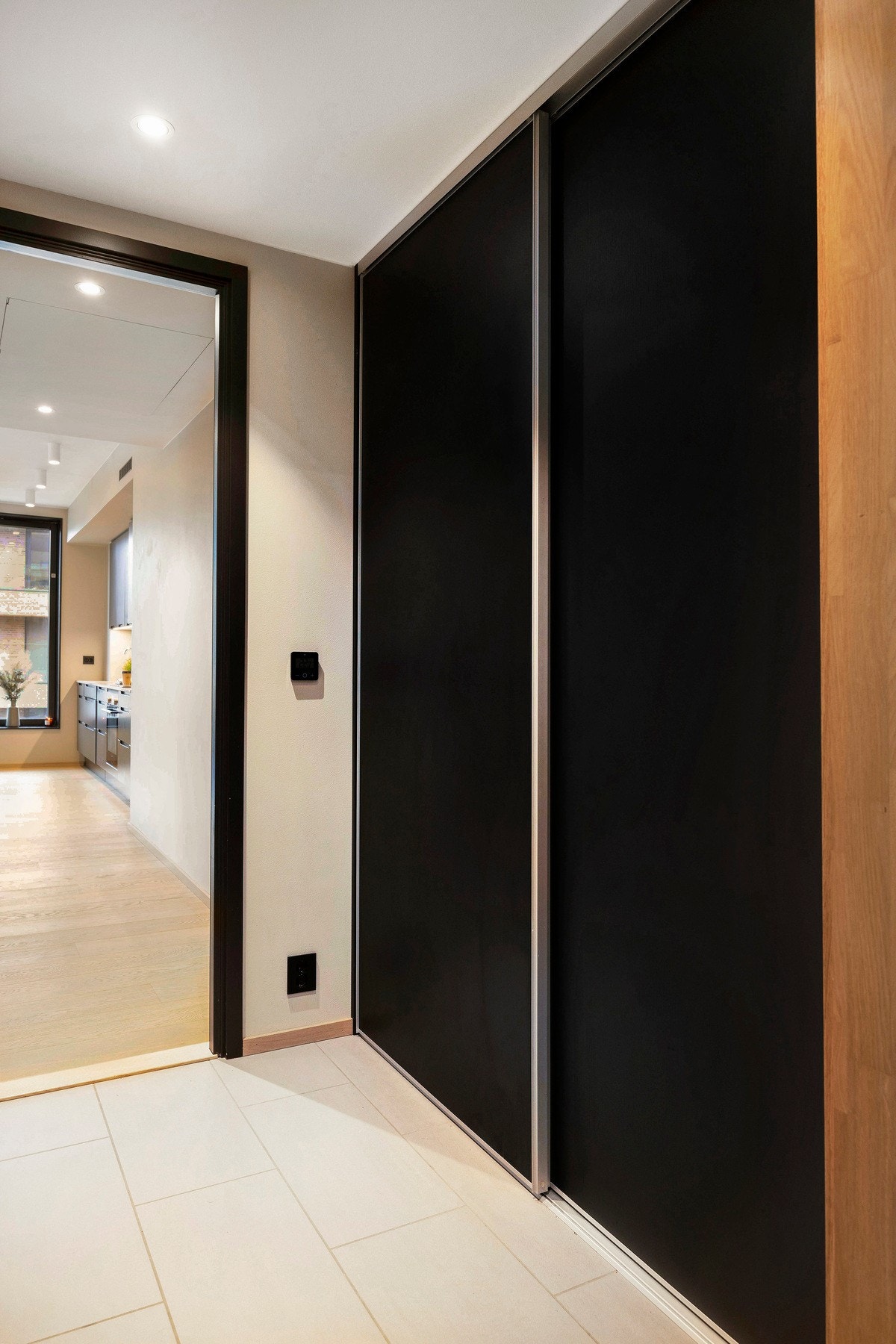 Skyvedørsgarderobe i entré med god plass til oppbevaring av yttertøy og sko Galleribilde