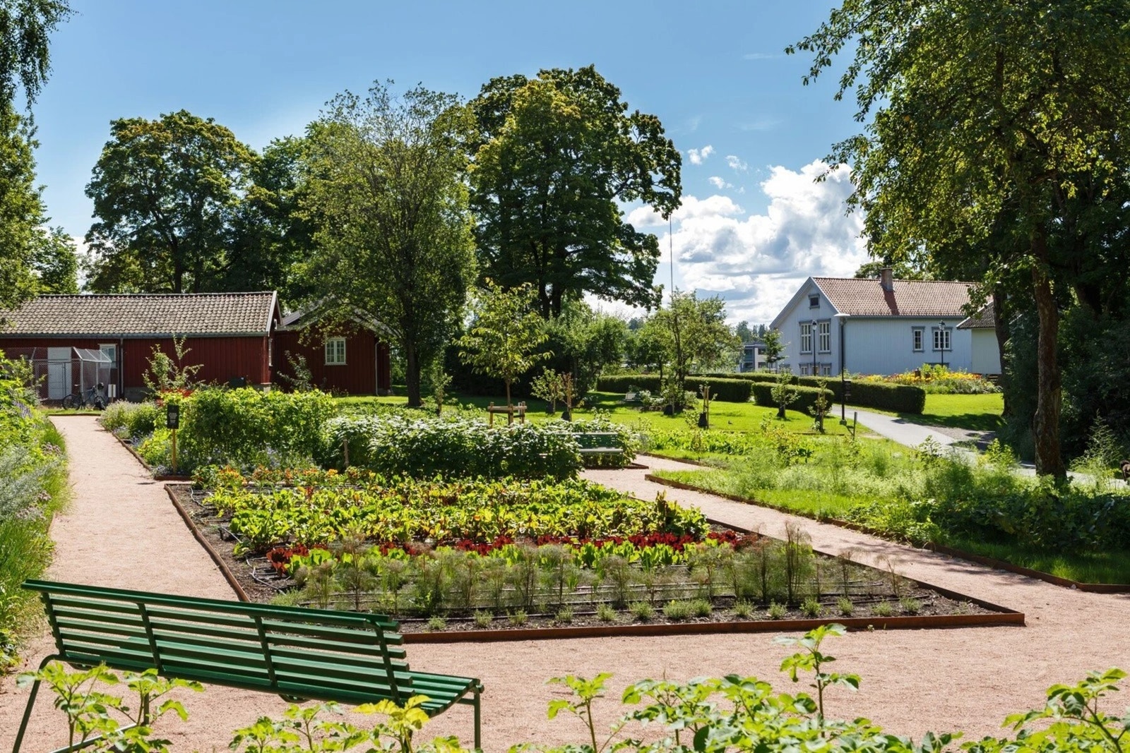 Man kan kjøpe friske og økologiske urter og grønnsaker direkte fra bonden som dyrker disse like inntil Fåbroparken på Lilleaker Vest Galleribilde