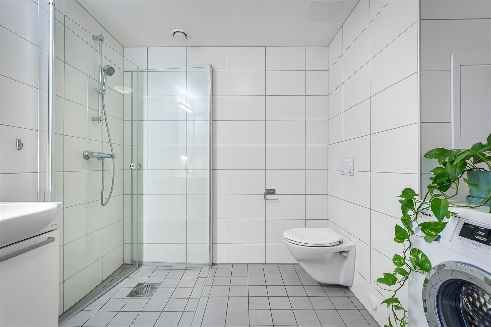 Romslig flislagt bad fra byggeår. Det er utstyrt med gulvvarme og downlights i taket. Galleribilde