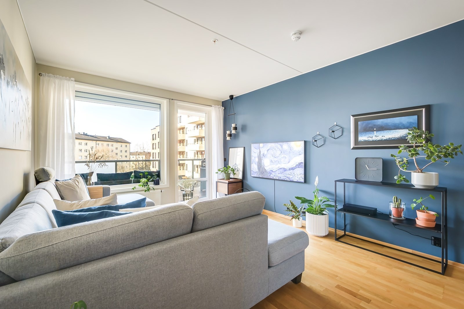 De store vindusflatene gir gode lysforhold og skaper en luftig romfølelse. Galleribilde