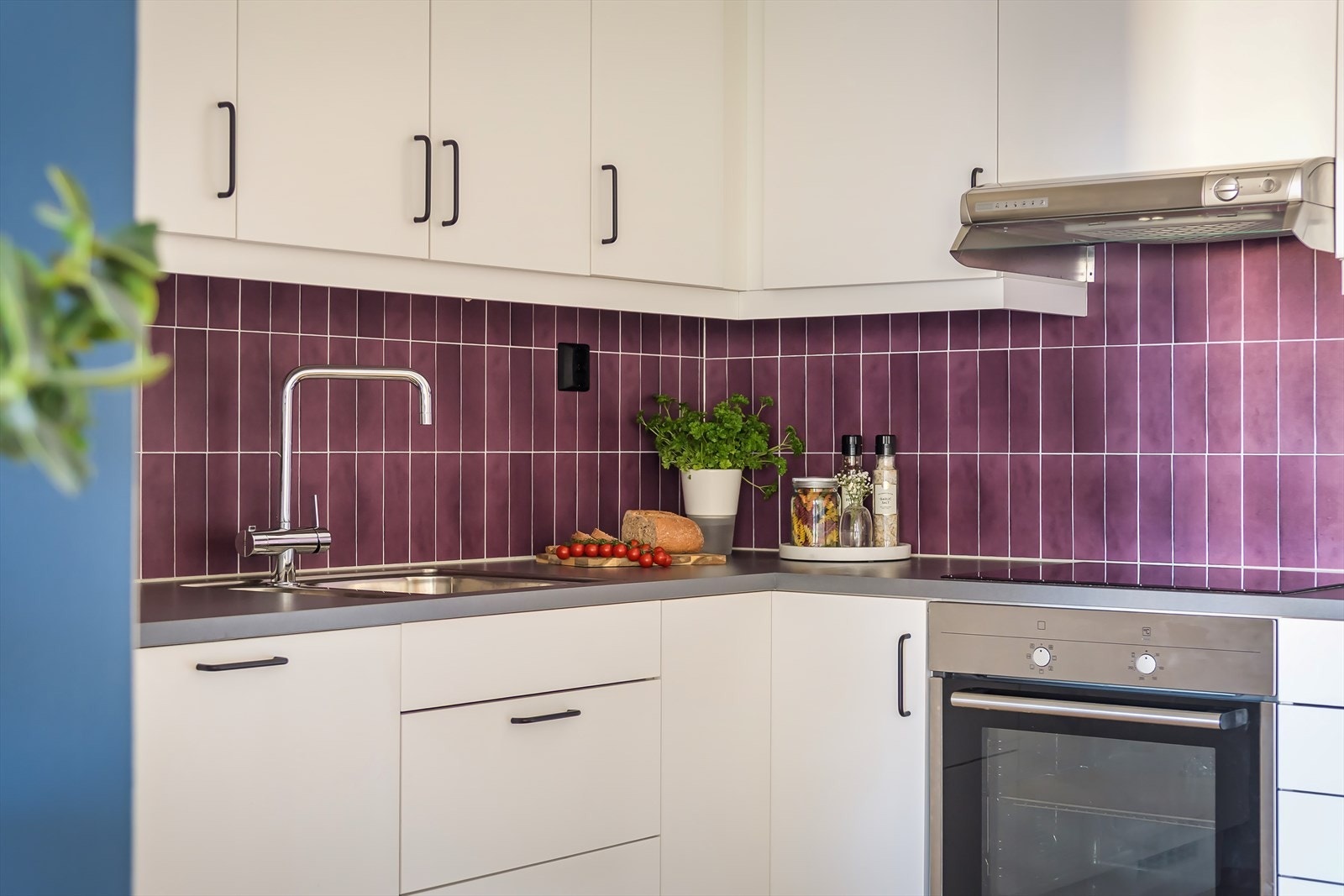 Kjøkkenet er utstyrt med integrert platetopp, stekeovn, oppvaskmaskin og kombinert kjøle- og fryseskap. Galleribilde