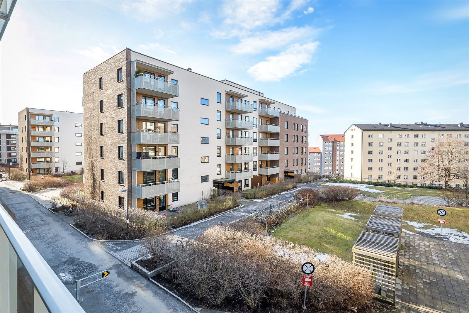 Balkongen vender ut mot hyggelig og pent opparbeidet fellesområde Galleribilde