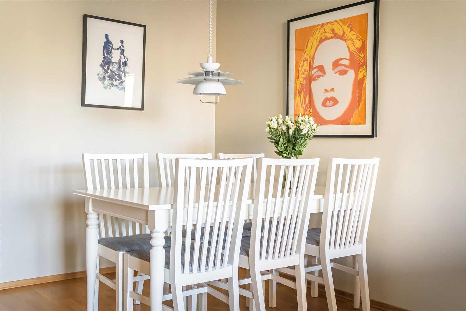 God plass til spisebord. Perfekt for å nyte et godt måltid med venner og familie Galleribilde