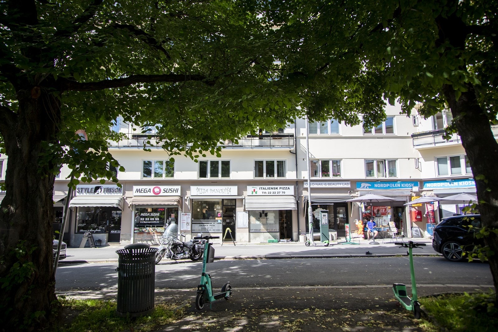 Nærområdet byr på flere butikker og serveringssteder kun få minutter fra leiligheten Galleribilde