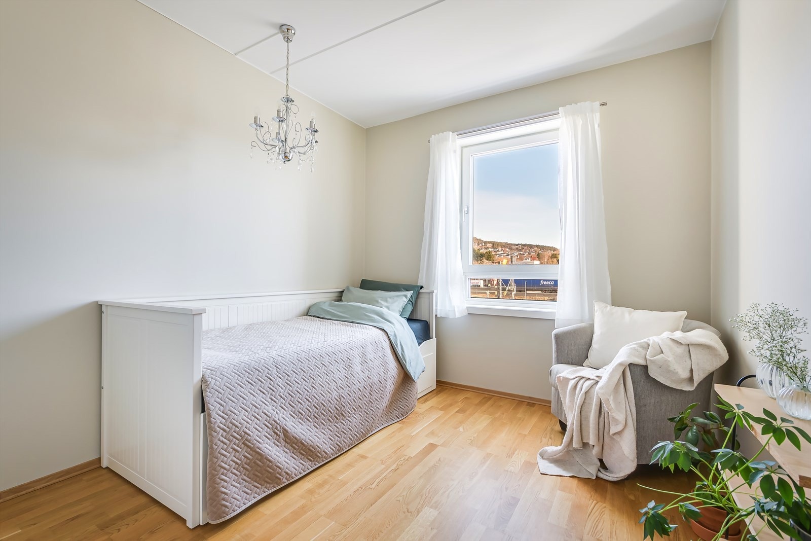 Leilighetens andre soverom har flere innredningsmuligheter og passer utmerket som gjesteværelse, barnerom eller kontor. Galleribilde