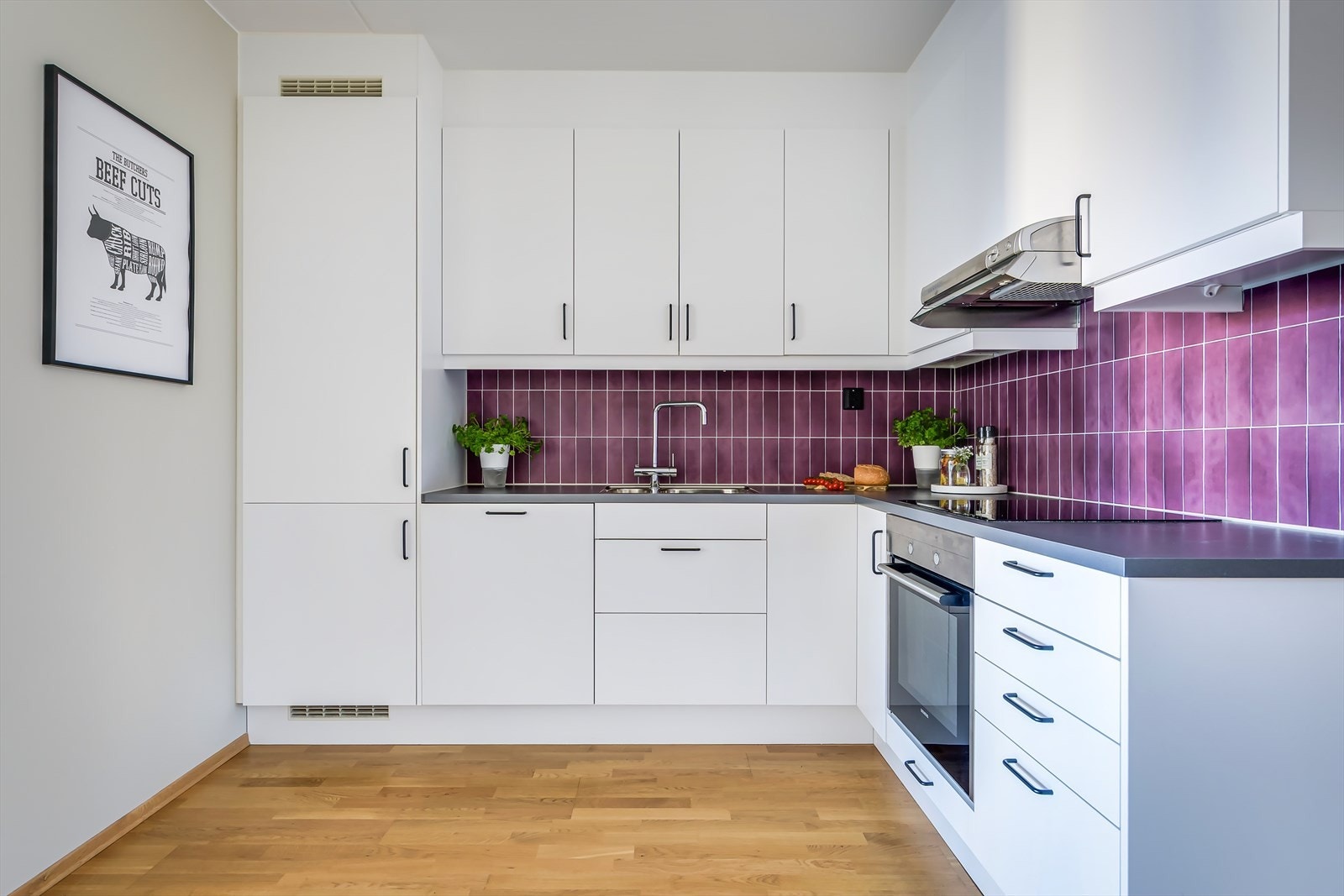 Et moderne og funksjonelt kjøkken med smart planløsning og rikelig oppbevaringsplass. Galleribilde