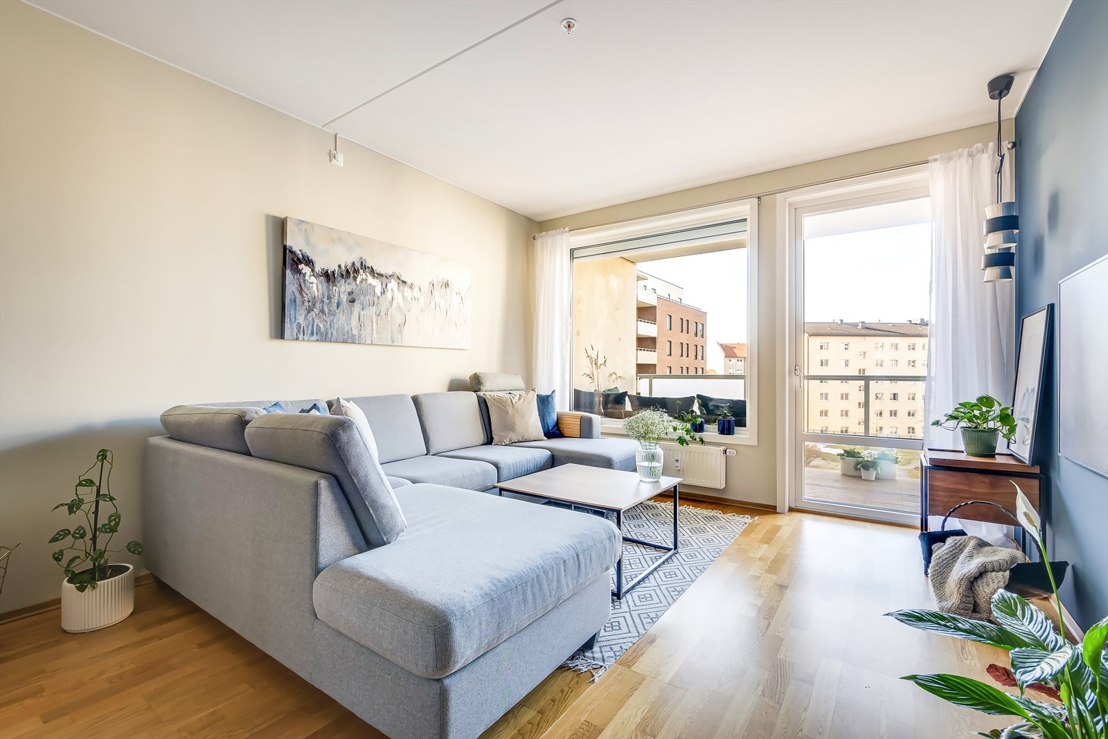 En lys og innbydende 3-roms selveierleilighet med en sentral beliggenhet og god standard. Galleribilde