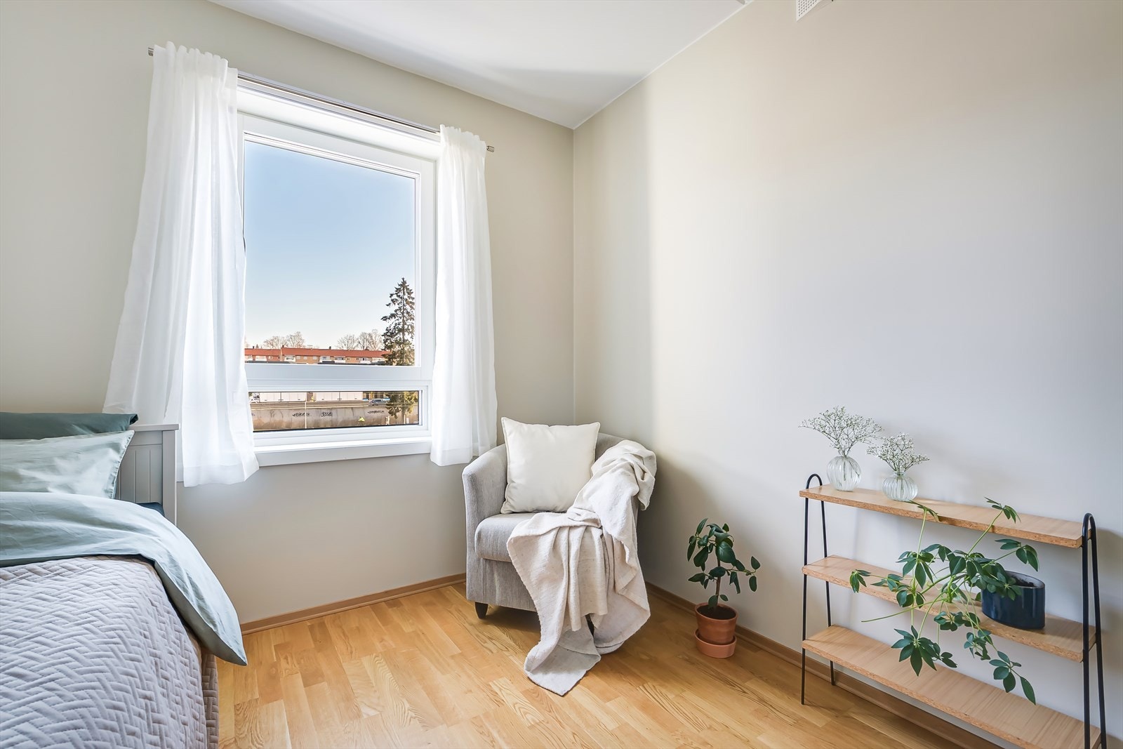 Flott og lyst soverom med god plass til seng og garderobeskap Galleribilde