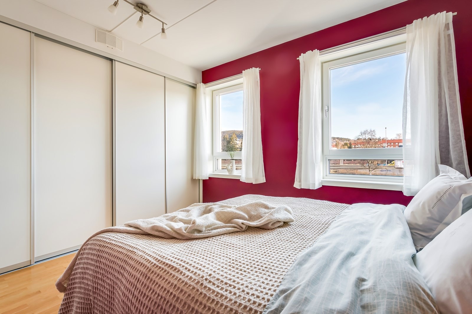 Rommet er utstyrt med stort plassbygd garderobeskap som gir rikelig med oppbevaringsplass. Galleribilde