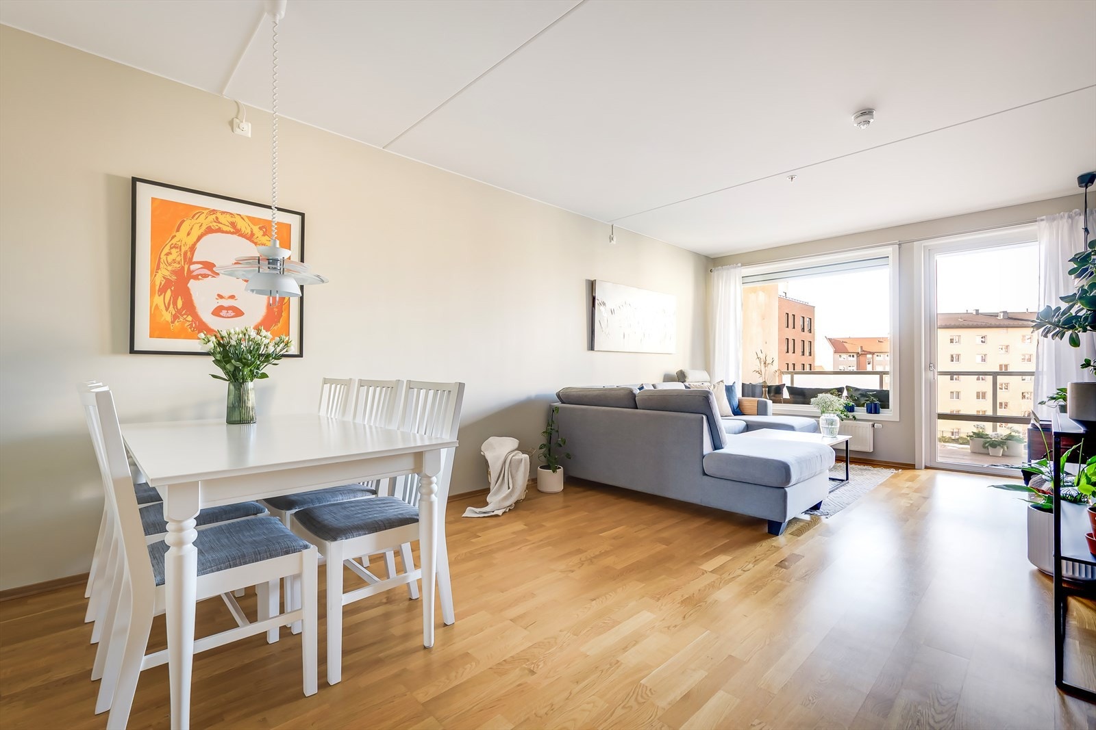 Stuen har en god planløsning med god plass til sofa, spisebord og annet ønsket møblement. Galleribilde