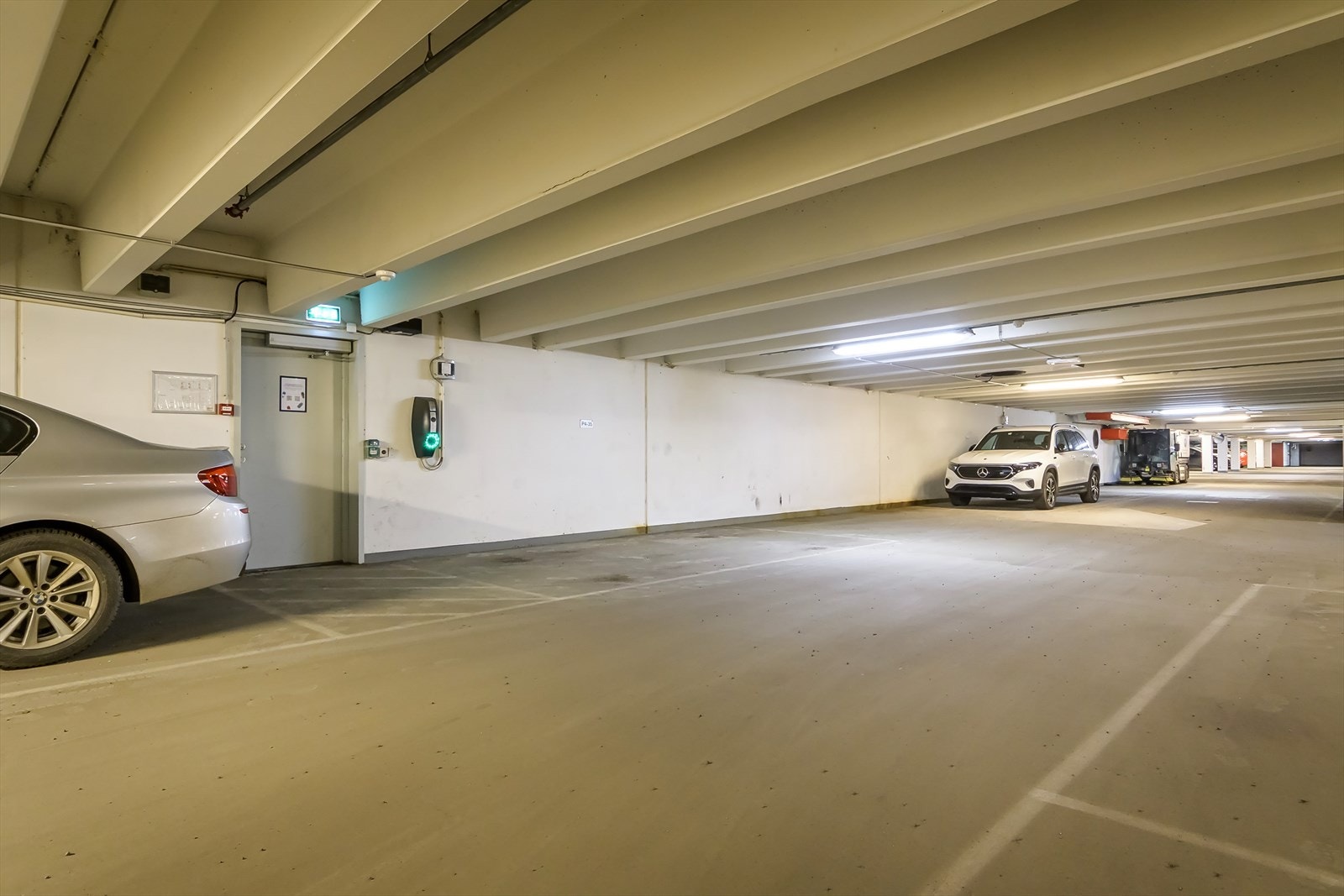 Det er mulighet til å kjøpe denne garasjeplassen med lader i byggets kjeller Galleribilde