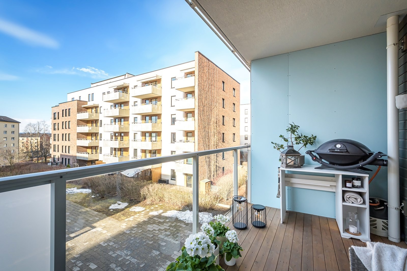 Balkongen byr på gode solforhold hvor du kan nyte varme sommerdager og lune kvelder. Galleribilde