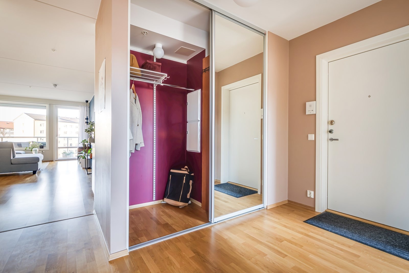 Entréen byr på god plass til oppheng av yttertøy og plassering av sko i en plassbygd skyvedørsgarderobe Galleribilde