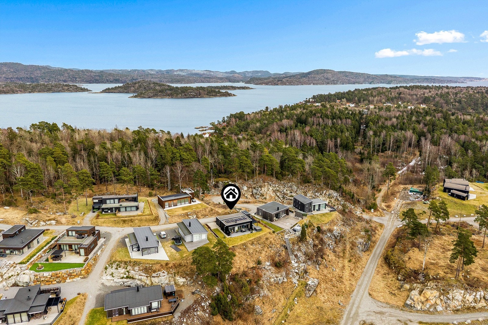 Til høyre i bildet ser du Helgeroa, som også ligger en kort båttur unna. Galleribilde