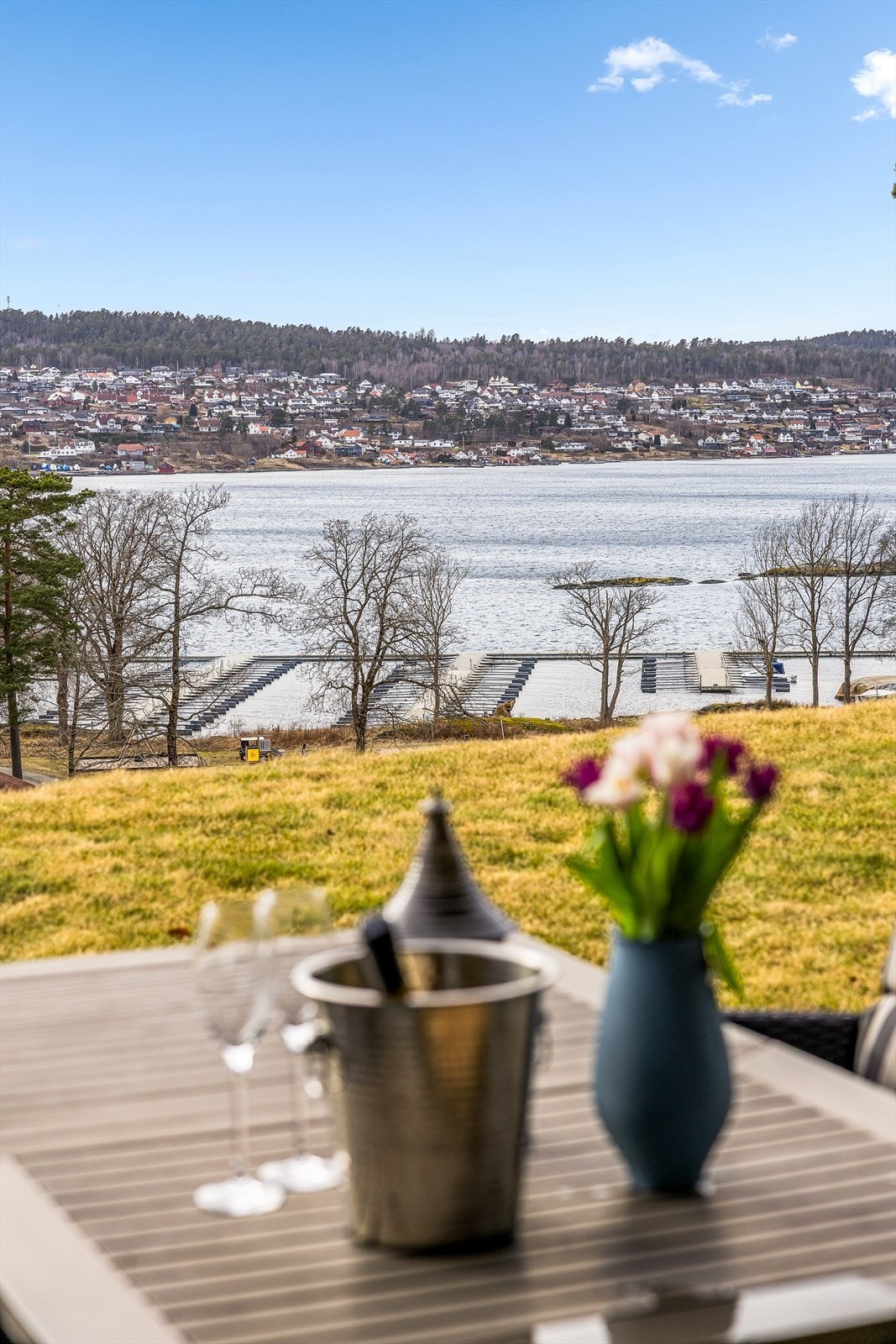 Fra hytta ser du rett ned på bryggeanlegget hvor det følger med båtplass. Galleribilde