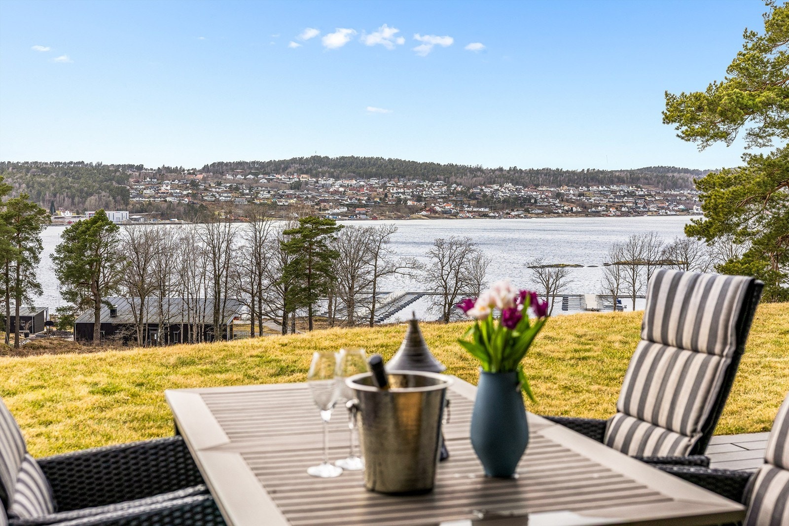 Solrik terrasse som inviterer til måltider ute og fantastisk sjøutsikt. Galleribilde