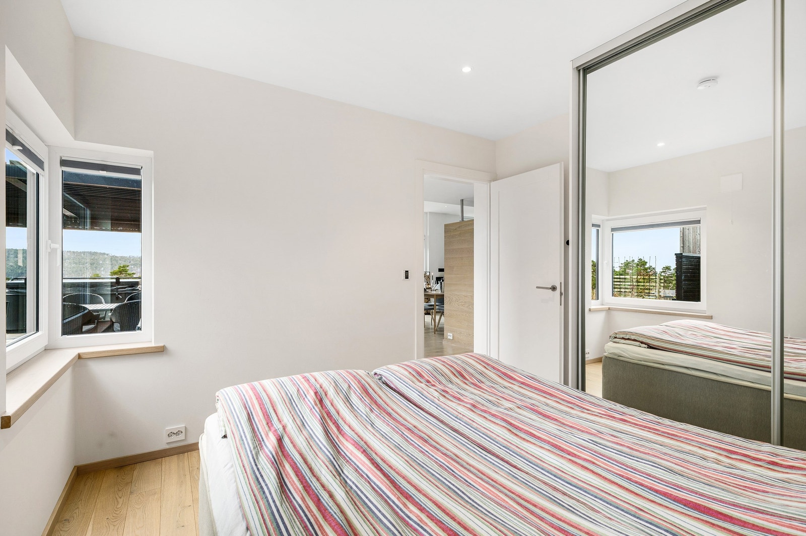 I alt er det tre soverom, alle med plass til dobbeltseng. Hovedsoverommet med fin sjøutsikt og skyvedørsgarderobe. Legg merke til vindusbrettene i eik. Galleribilde