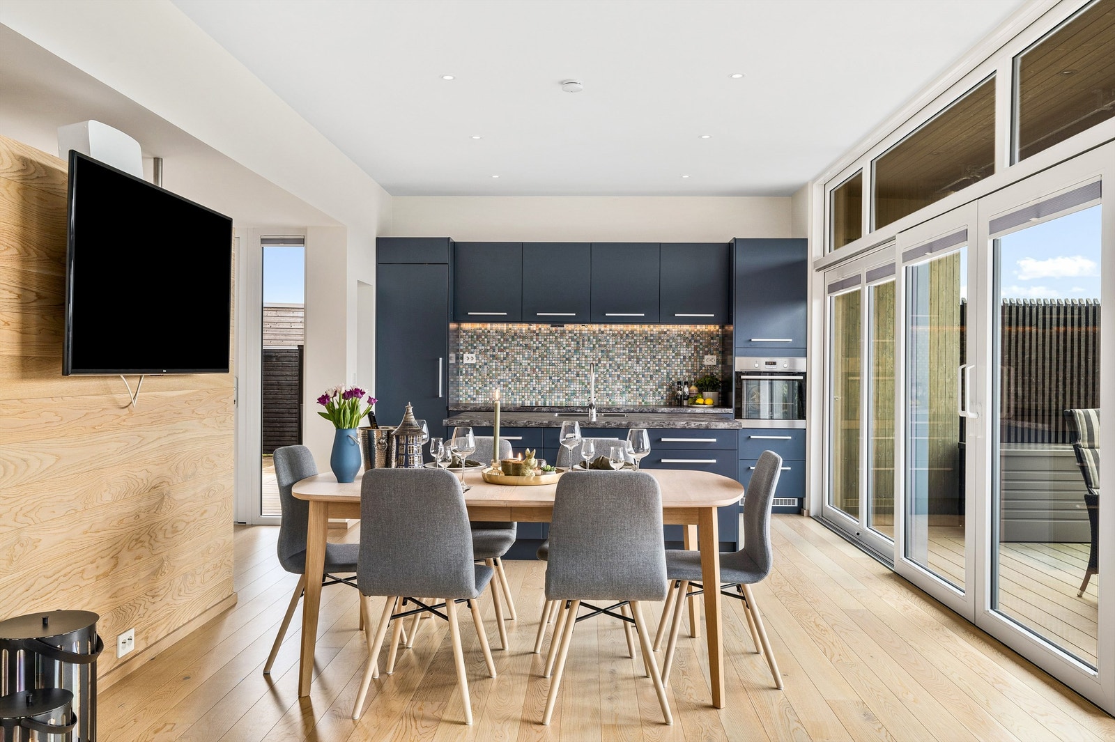 Rene flater og mye lys og luft preger det åpne kjøkkenallrommet. Galleribilde